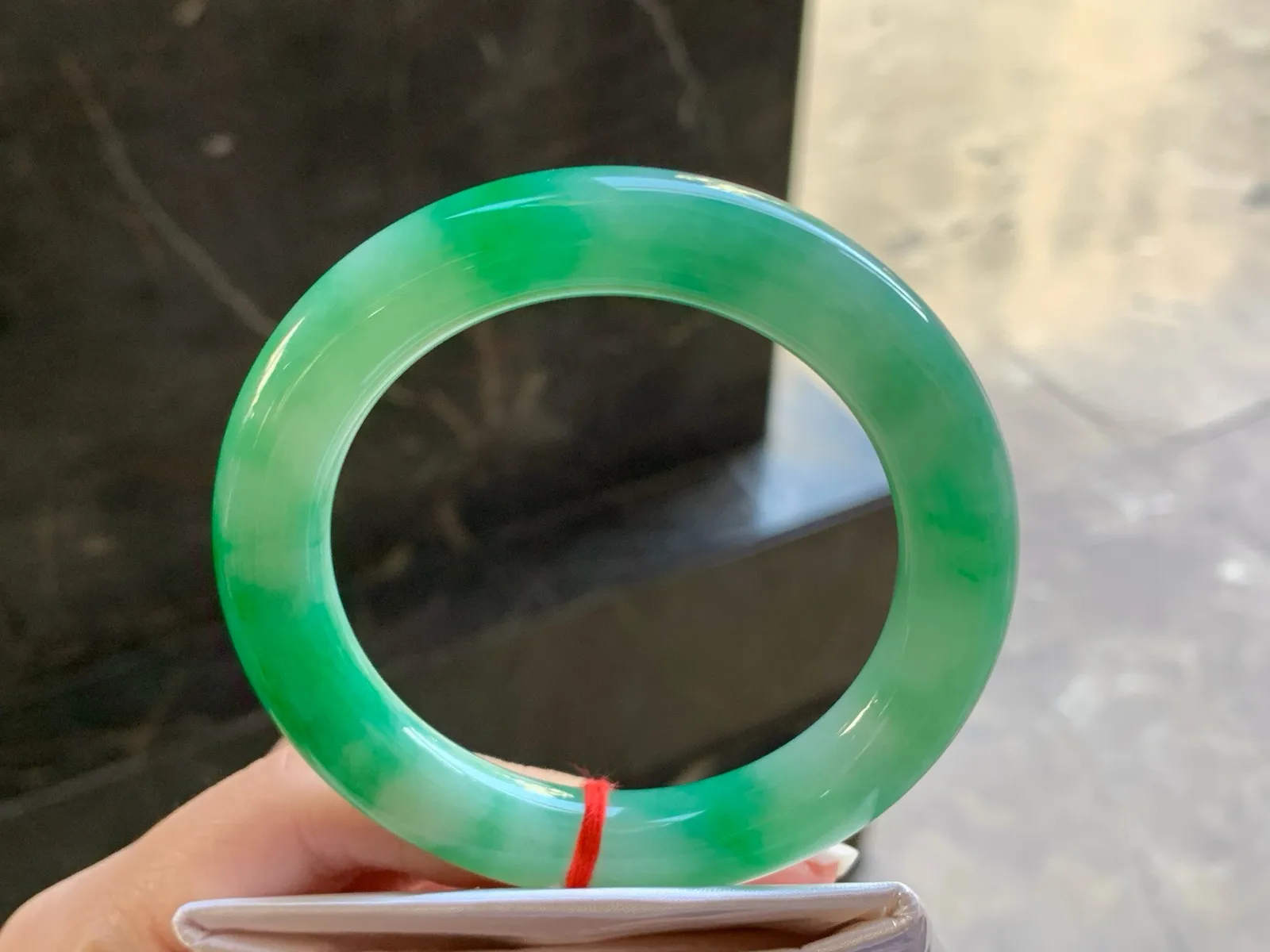 55-11

阳绿色圆条手镯^_^颜色鲜艳 玉质温润