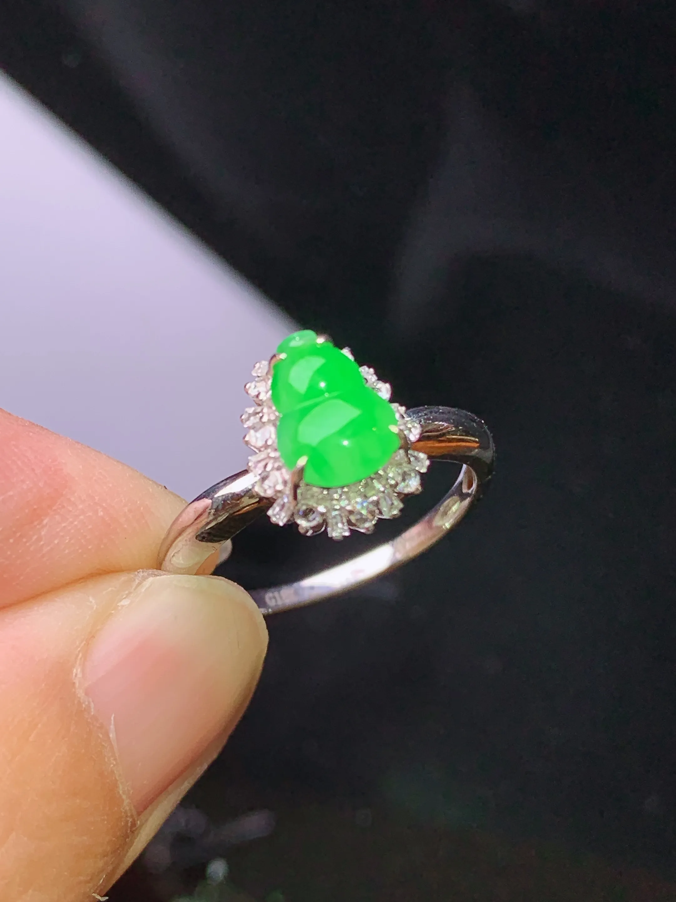 18k金钻镶嵌翠绿葫芦戒指 玉质细腻 色泽艳丽清新 圈口12.5整体尺寸11.2*8.8*7.5