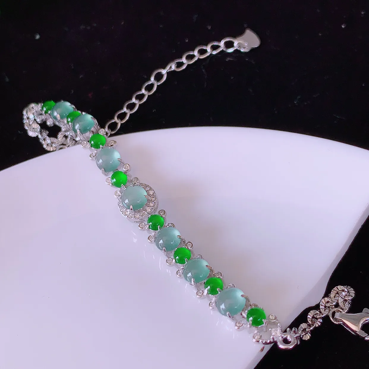 冰透满绿翡翠925银镶嵌手链，自然光实拍，翠色灵动，颜色漂亮，种老水足，品相佳，佩戴佳品！#97.2取一整体7*7*5.5裸石4.2*4.2