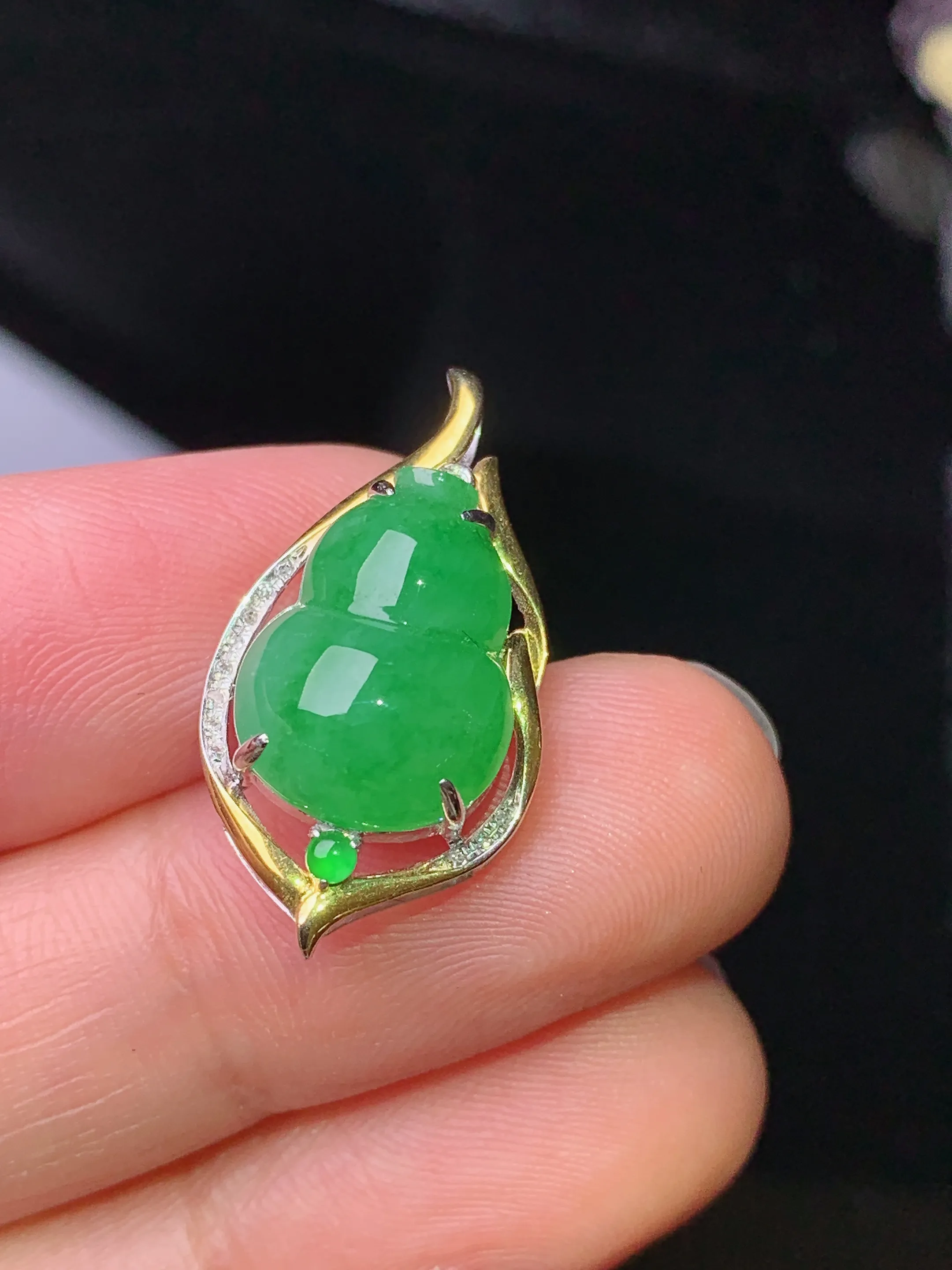 18k金镶嵌翠绿葫芦吊坠 玉质细腻 色泽艳丽清新 整体尺寸24.5*12.8*7
