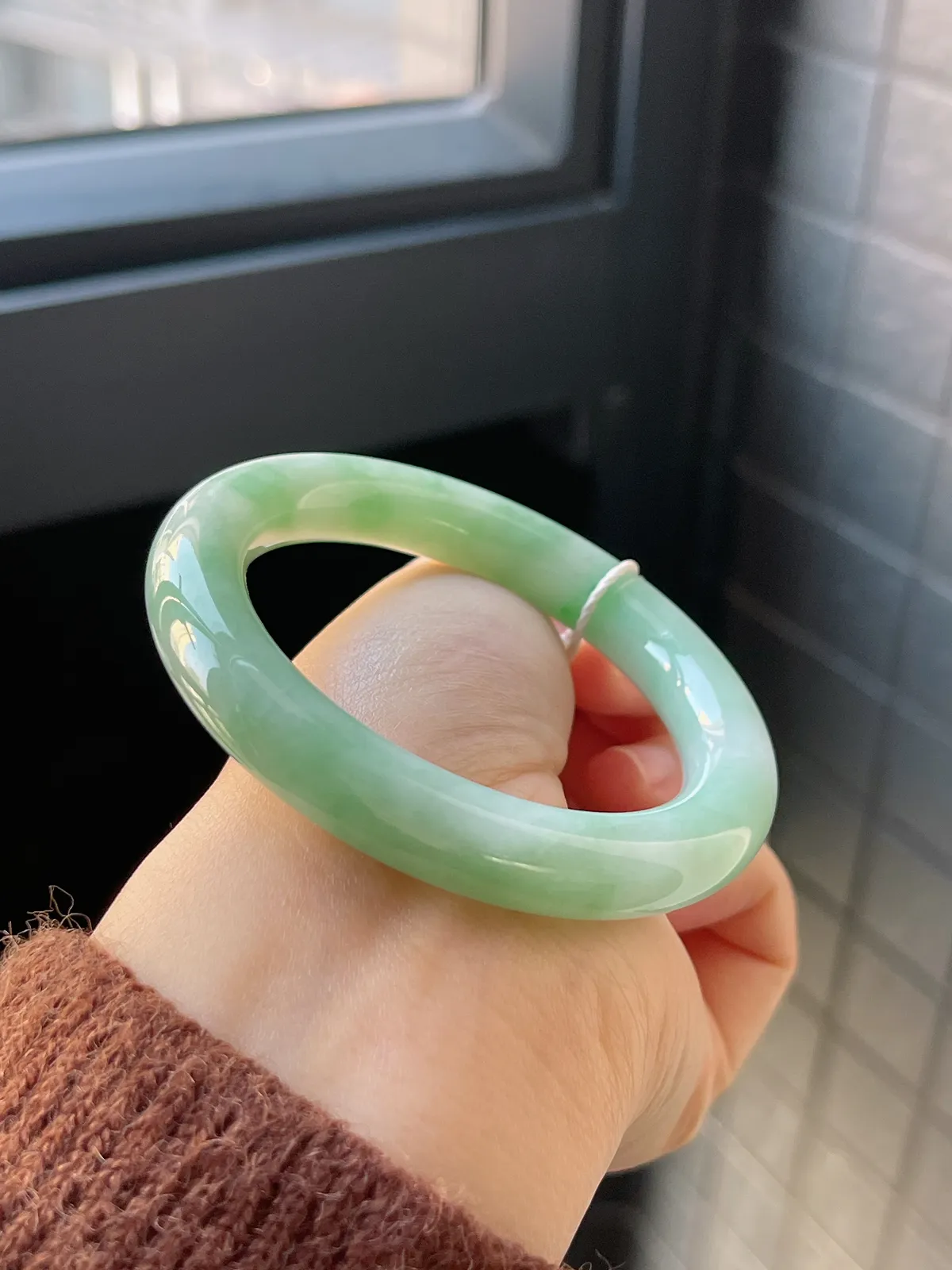 圆镯53圈口，翡翠糯化种淡绿色手镯