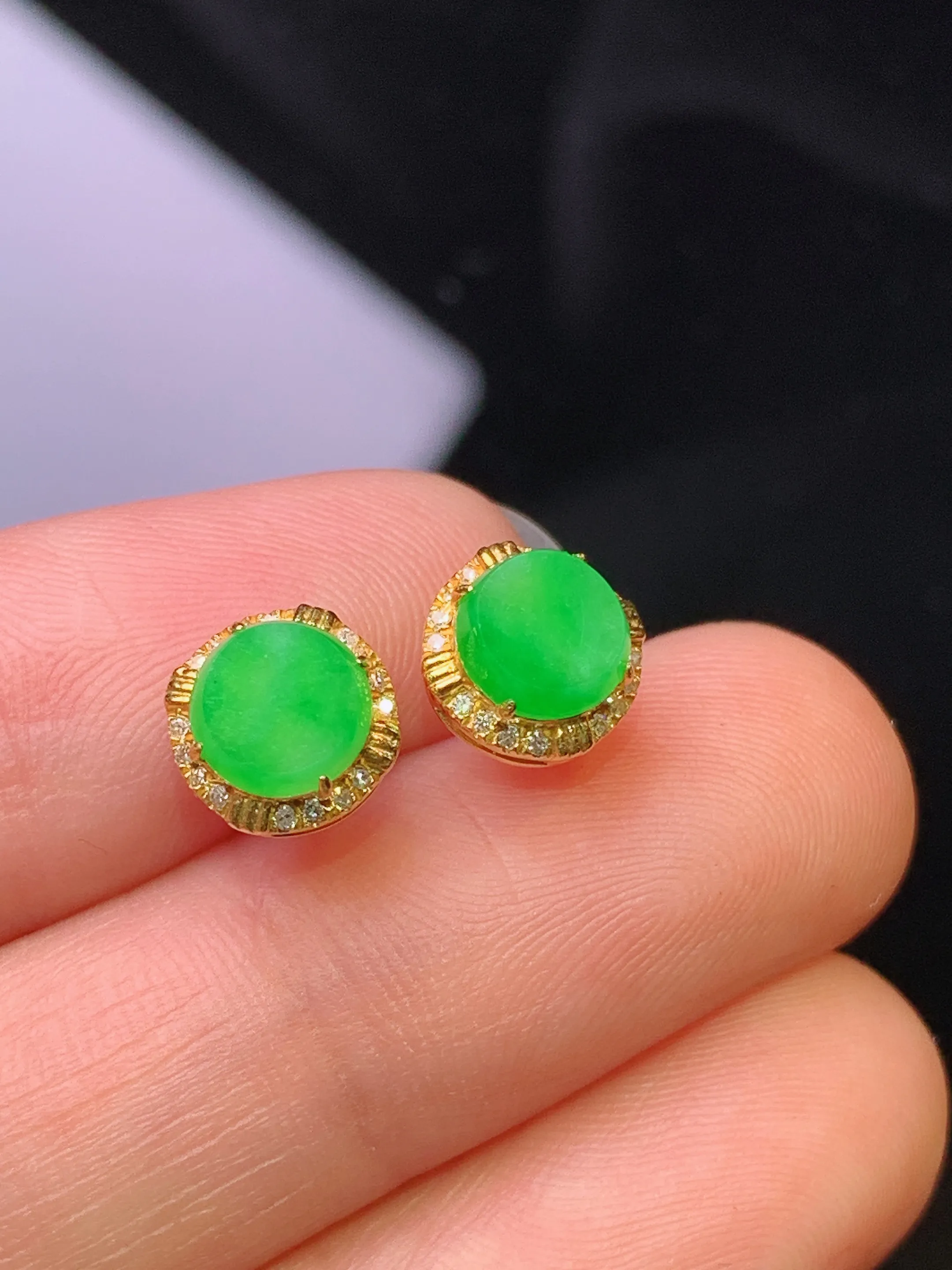 18k金钻镶嵌翠绿圆牌耳钉 玉质细腻 色泽清新艳丽 整体尺寸8*4.2