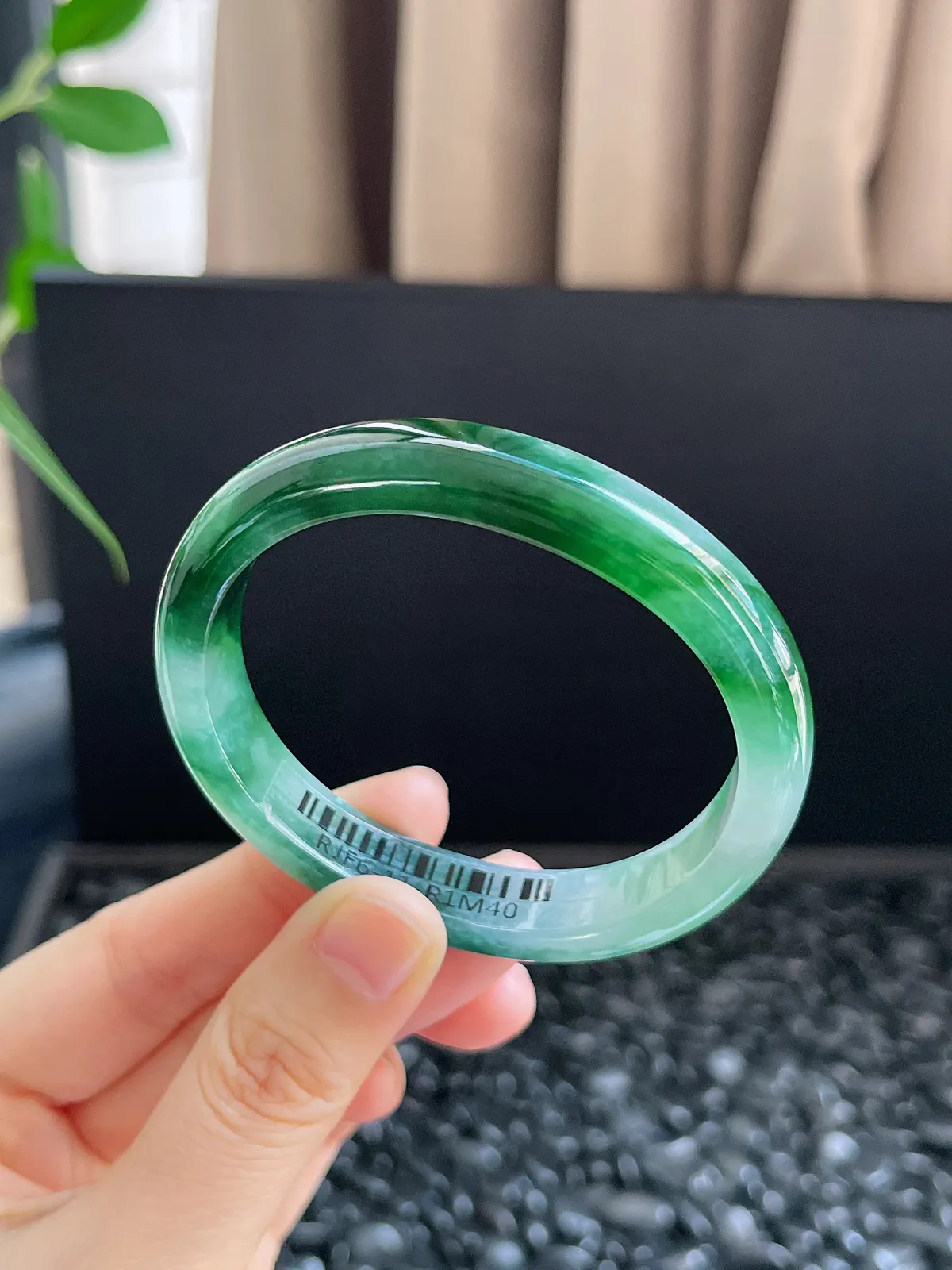 贵妃镯54.3圈口，翡翠冰糯种飘绿手镯