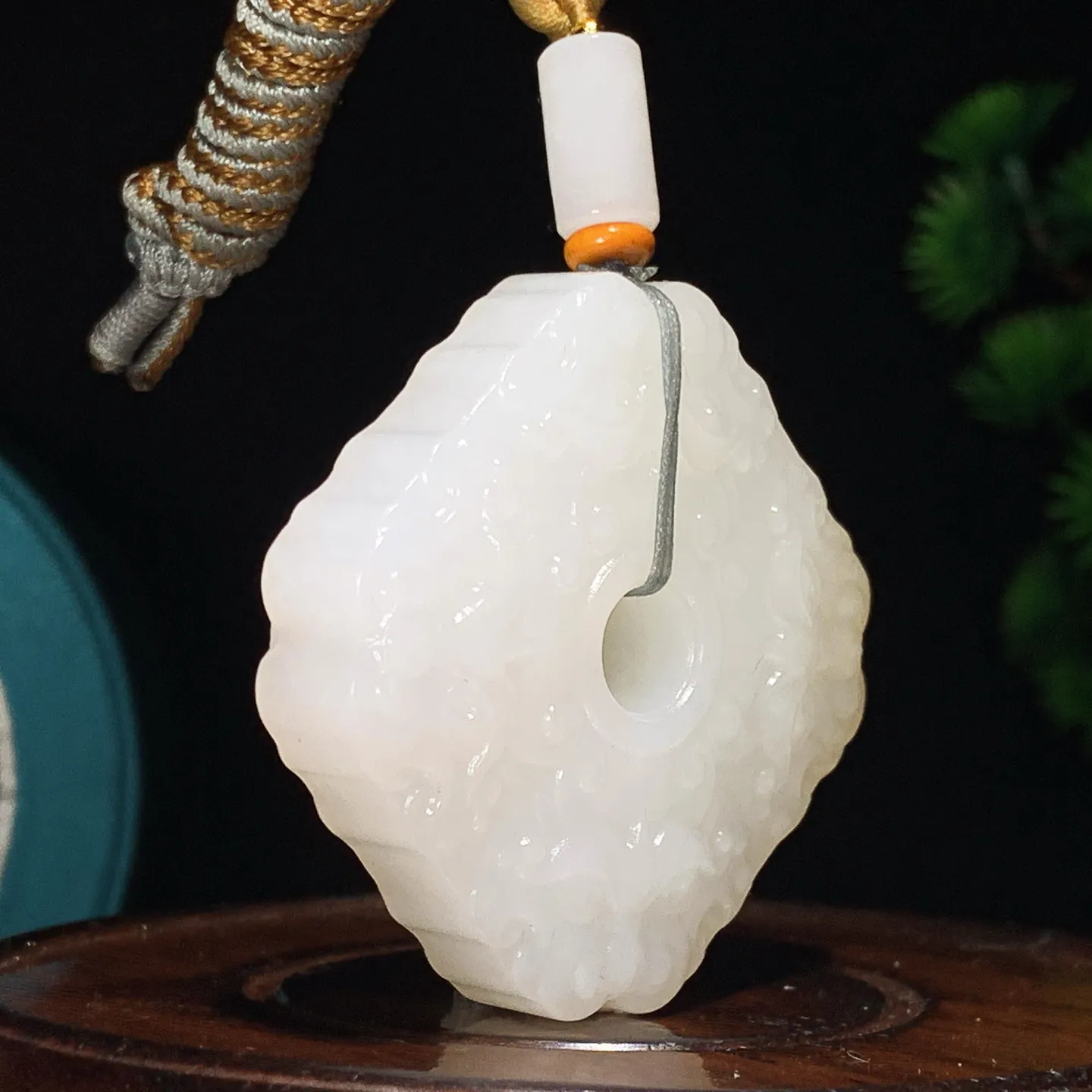 新疆和田玉羊脂白四方守护貔貅挂件。尺寸43/13重53.5克。白度一级。玉质细腻油润。手推出油。佩戴高端典雅。lt250105