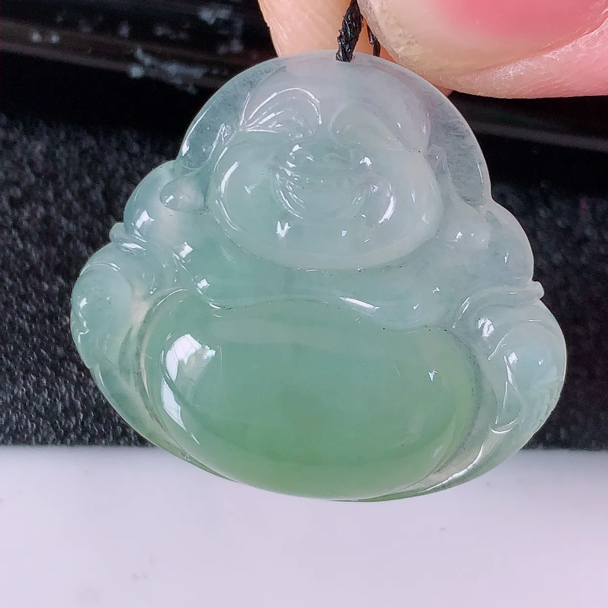自然光实拍，特色冰种黄翡翡翠佛公吊坠，水灵起胶，翠色迷人，佛公在心中，一生平安，饱满圆润，开怀大笑佛公，配戴灵气十足！#46.4