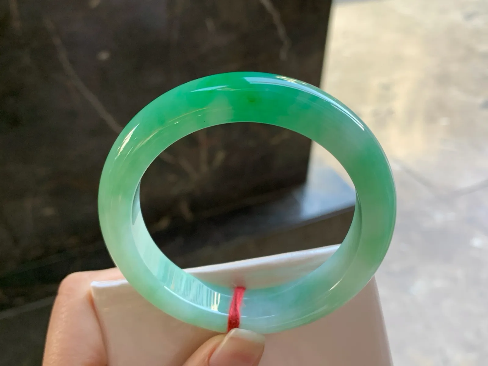 55-12.9-8.9

阳绿色手镯^_^玉质温润 细腻