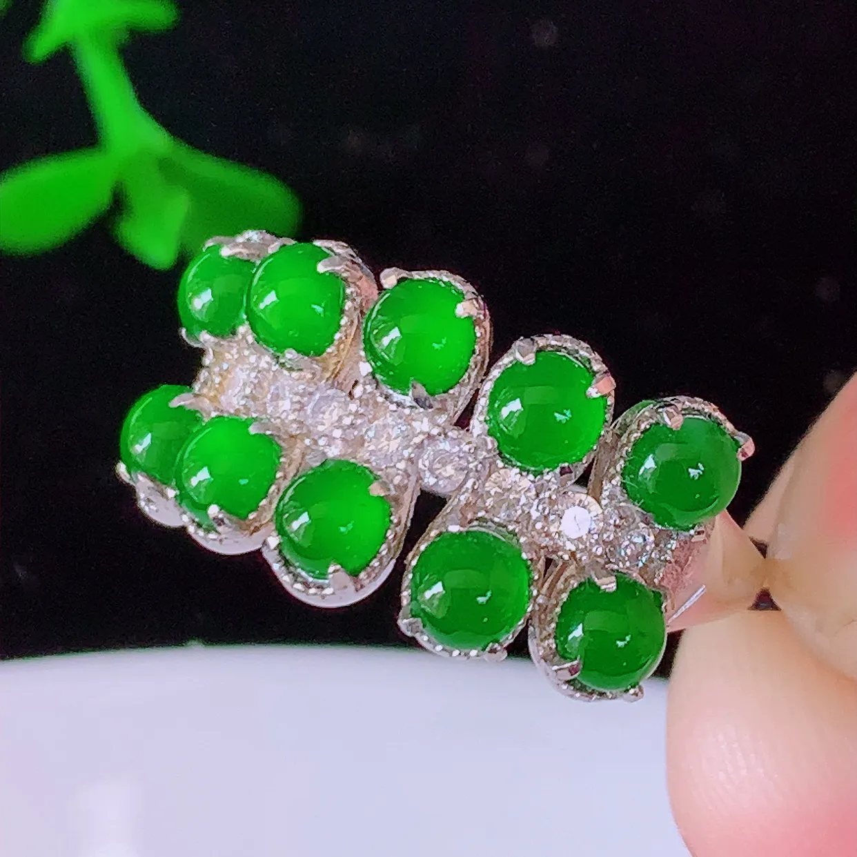 冰透满绿翡翠925银镶嵌戒指，自然光实拍，翠色灵动，颜色漂亮，种老水足，品相佳，佩戴佳品！#97.2（圈口可调大小）整体23*18.5*4.2裸石3.5*3.5