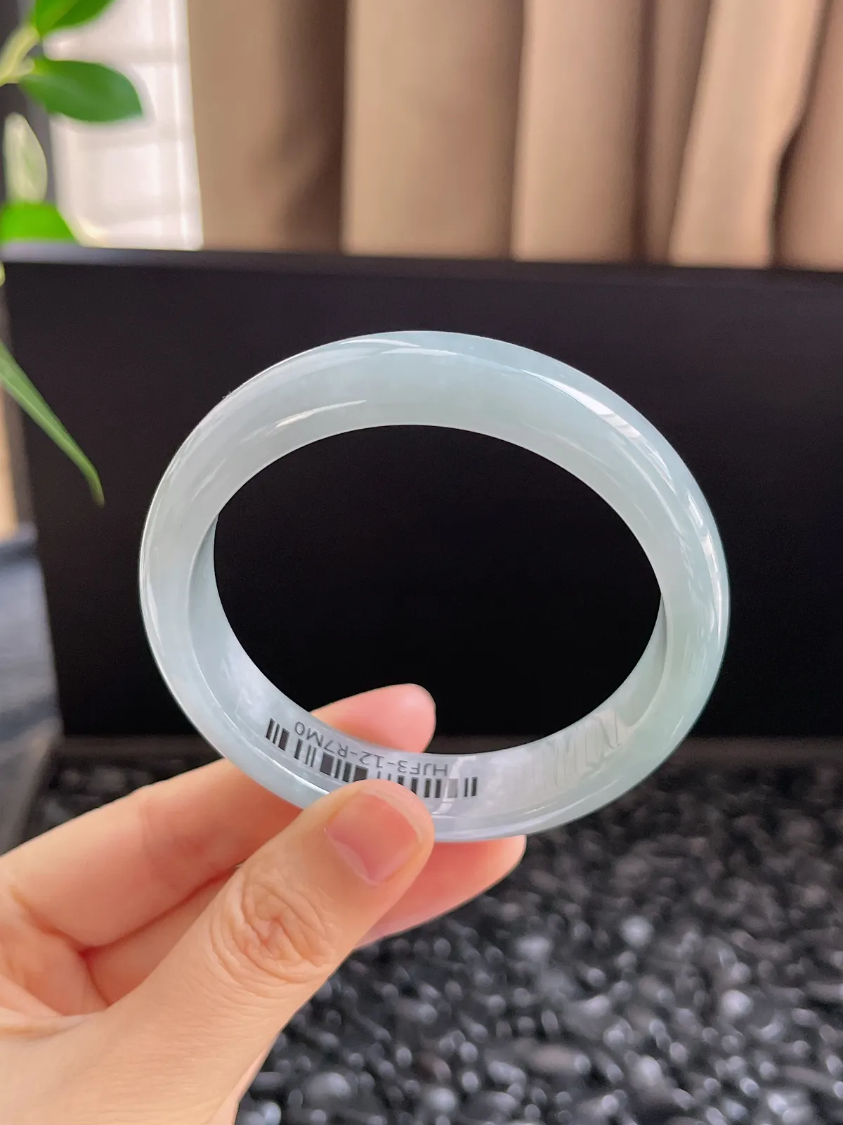 正圈56.6圈口，翡翠冰糯种淡绿色手镯