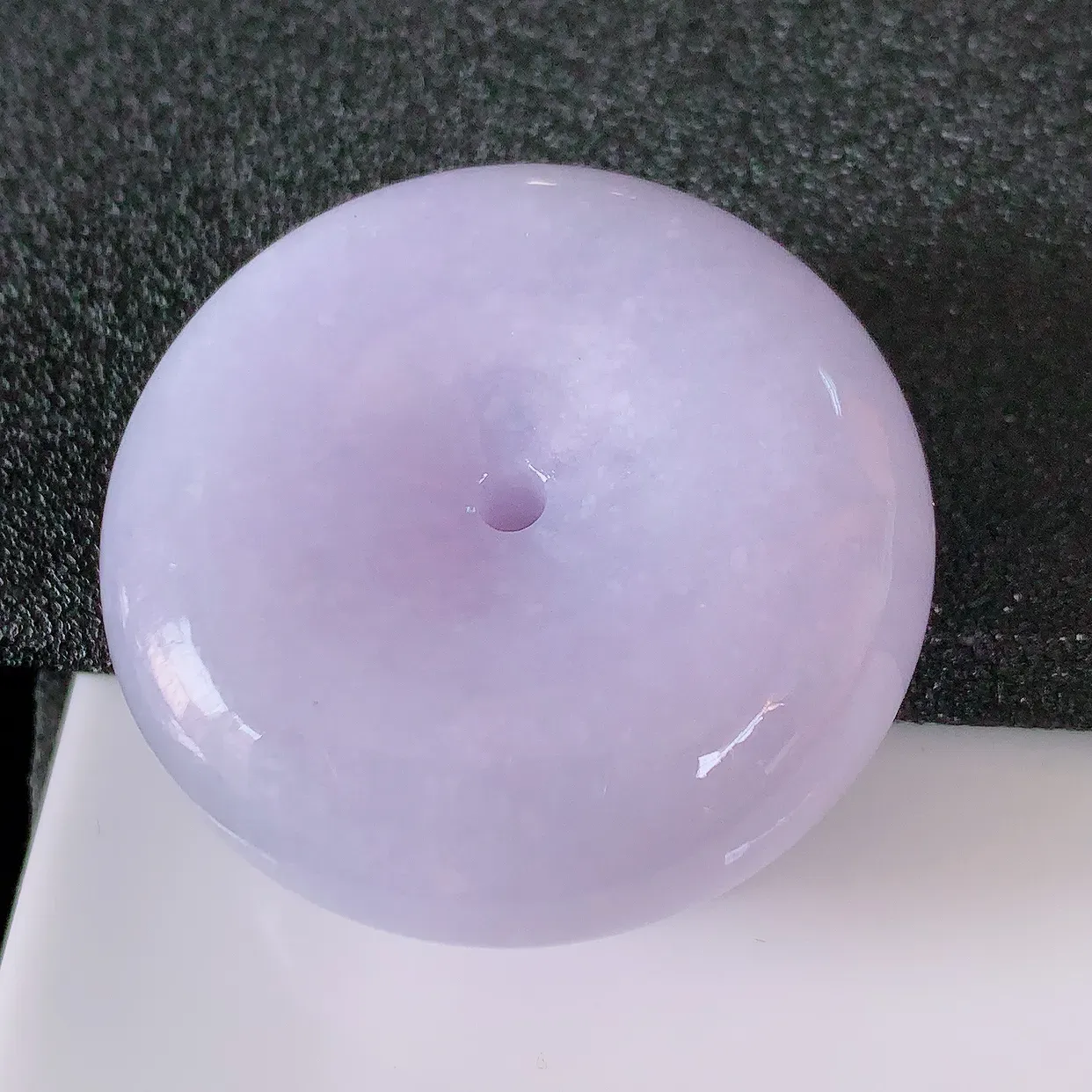 自然光实拍，艳丽紫罗兰翡翠平安扣吊坠，形体饱满圆润，平安扣肥嘟嘟的，平平安安，种水很好，配戴精美！#05.4