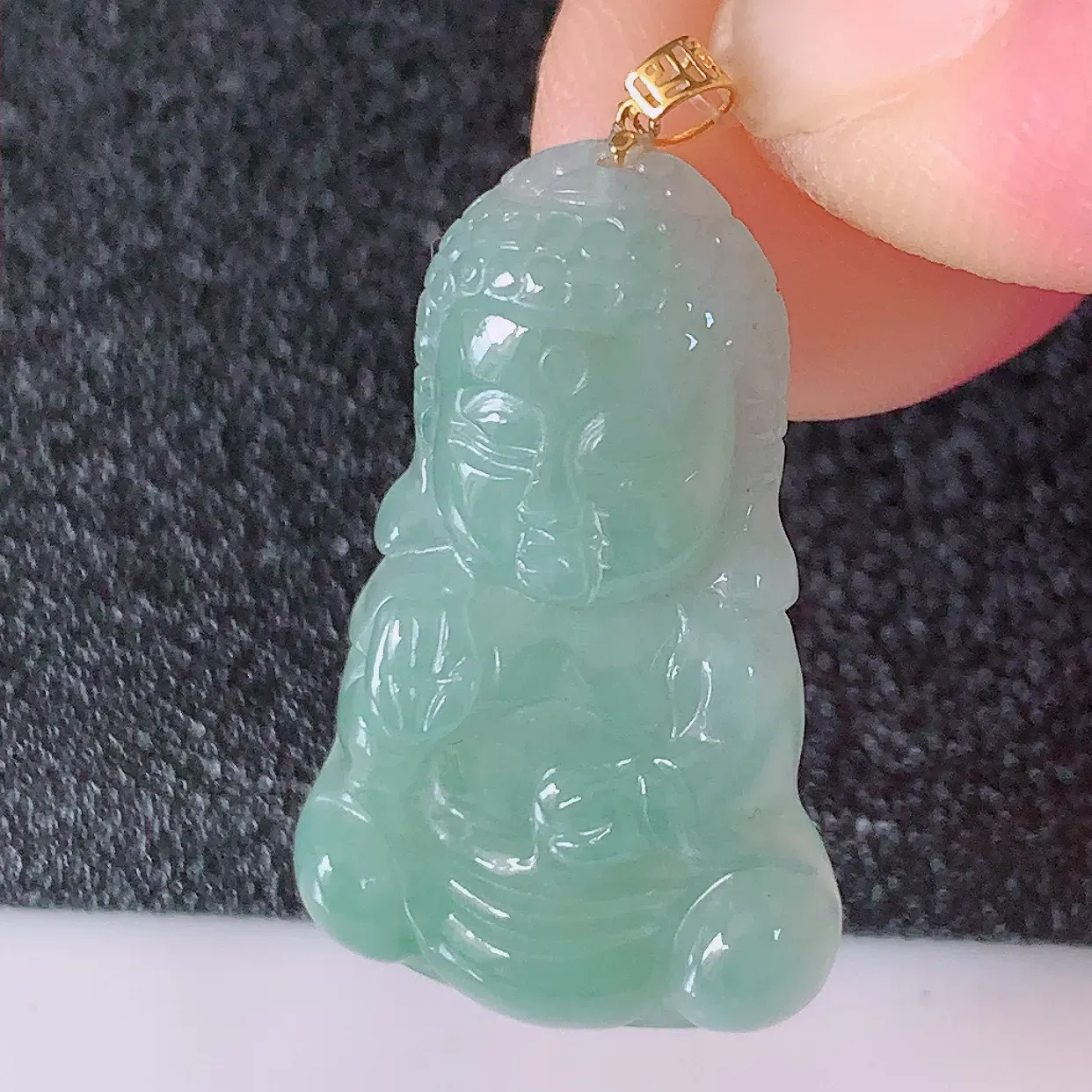 18K金镶嵌冰润淡绿翡翠保平安宝宝佛吊坠，一生平安，玉质莹润，佩戴佳品，#49.4