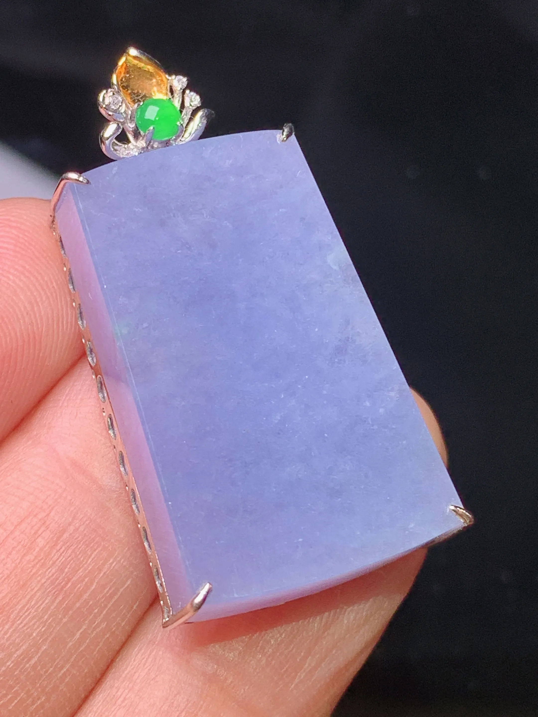 18k金镶嵌紫罗兰无事牌吊坠 玉质细腻 色泽艳丽清新 整体尺寸34*16.5*7.2