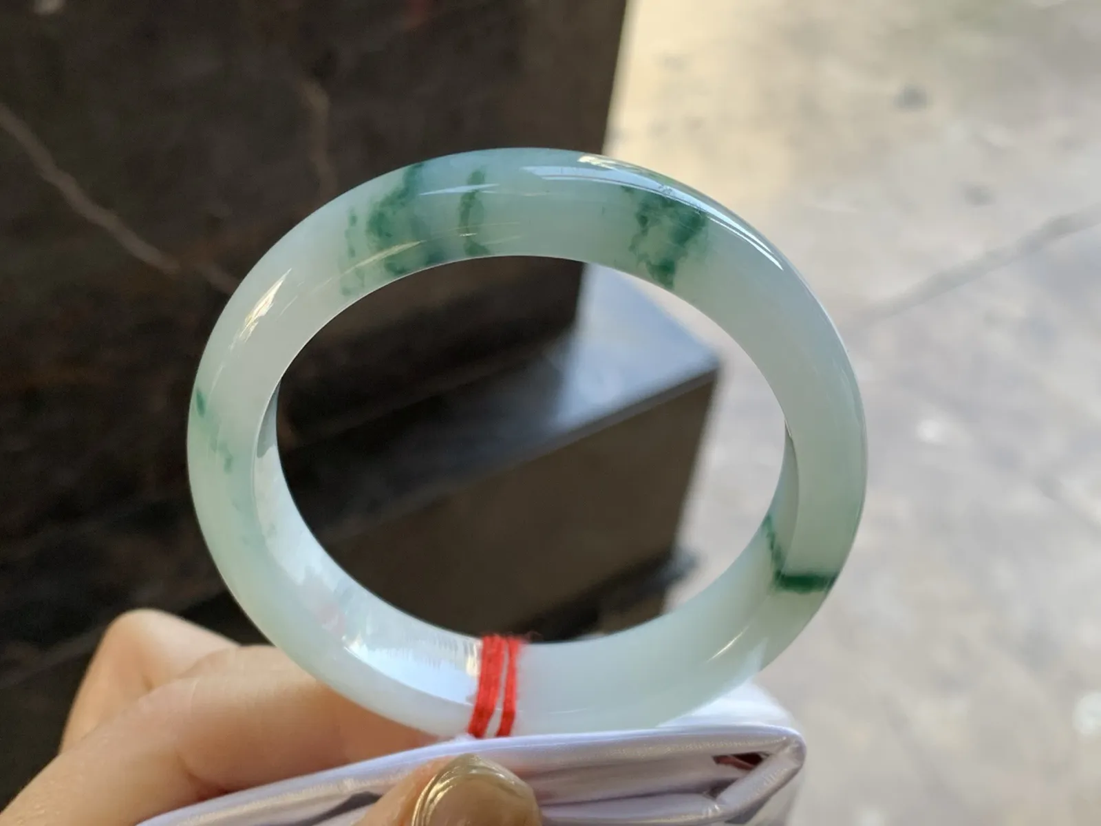 飘花手镯
尺寸：54.8-13-7.8mm
肉质细腻干净～飘花点缀