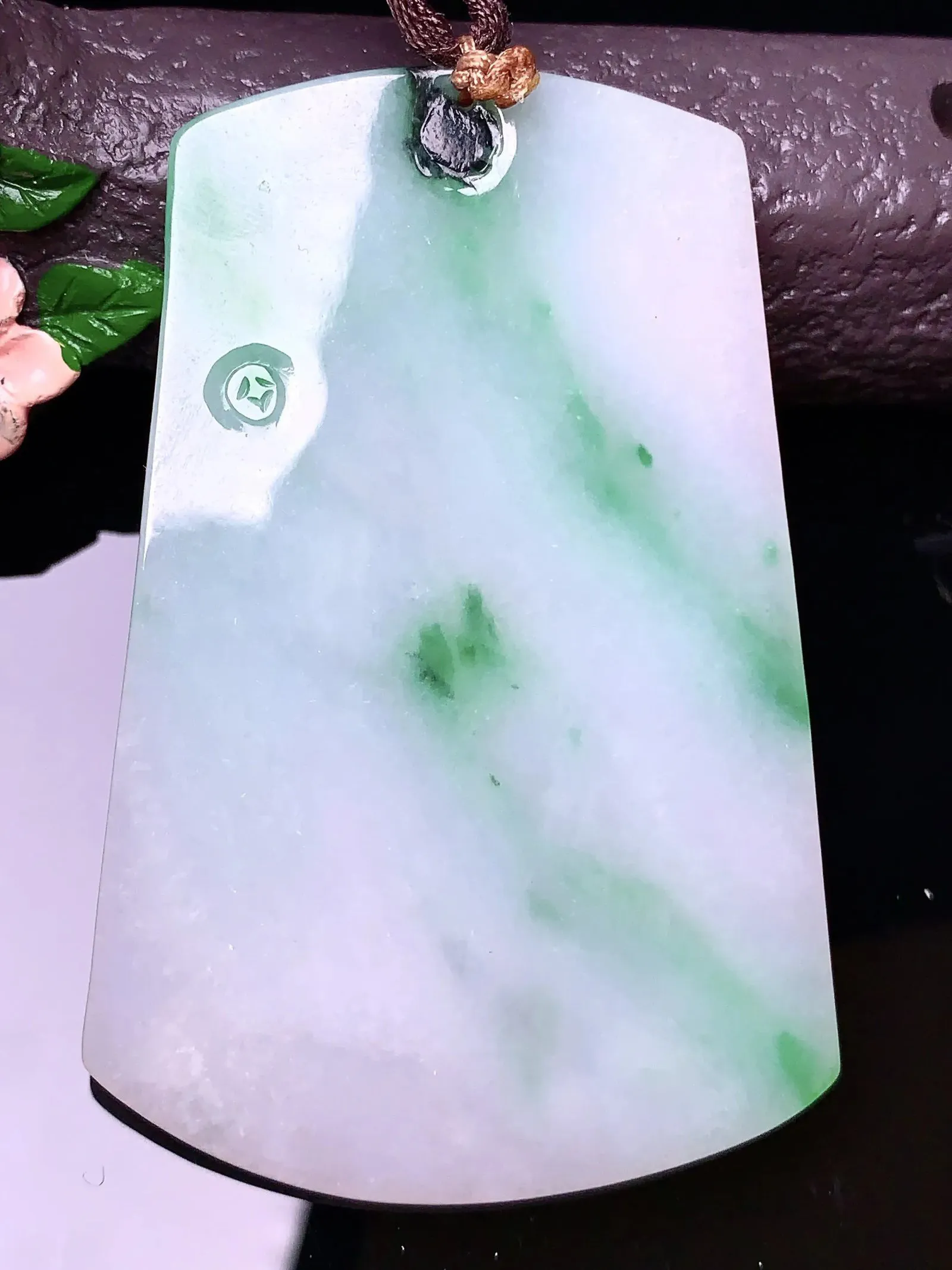 飘绿佛生肖虎吊坠 玉质细腻 色泽清新艳丽 整体尺寸70*47*6.2