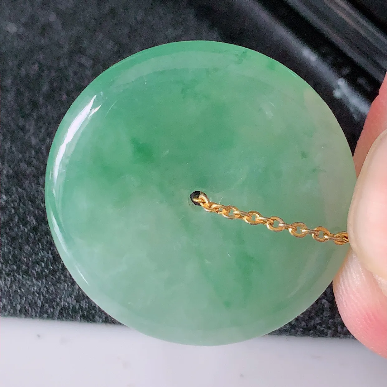 自然光实拍，冰种飘花翡翠平安扣吊坠，玉扣，平安是福；很美的料子，平安扣佩戴优雅迷人！#57.4