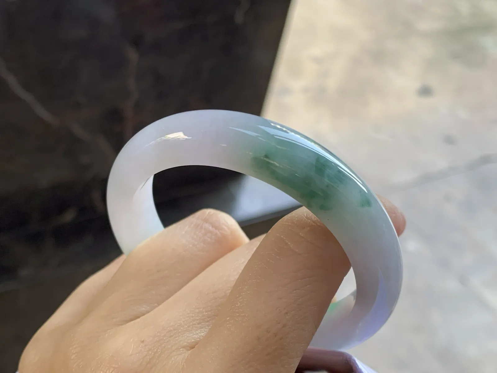 飘花手镯
尺寸：52-11-7.5mm
肉质细腻～飘花点缀