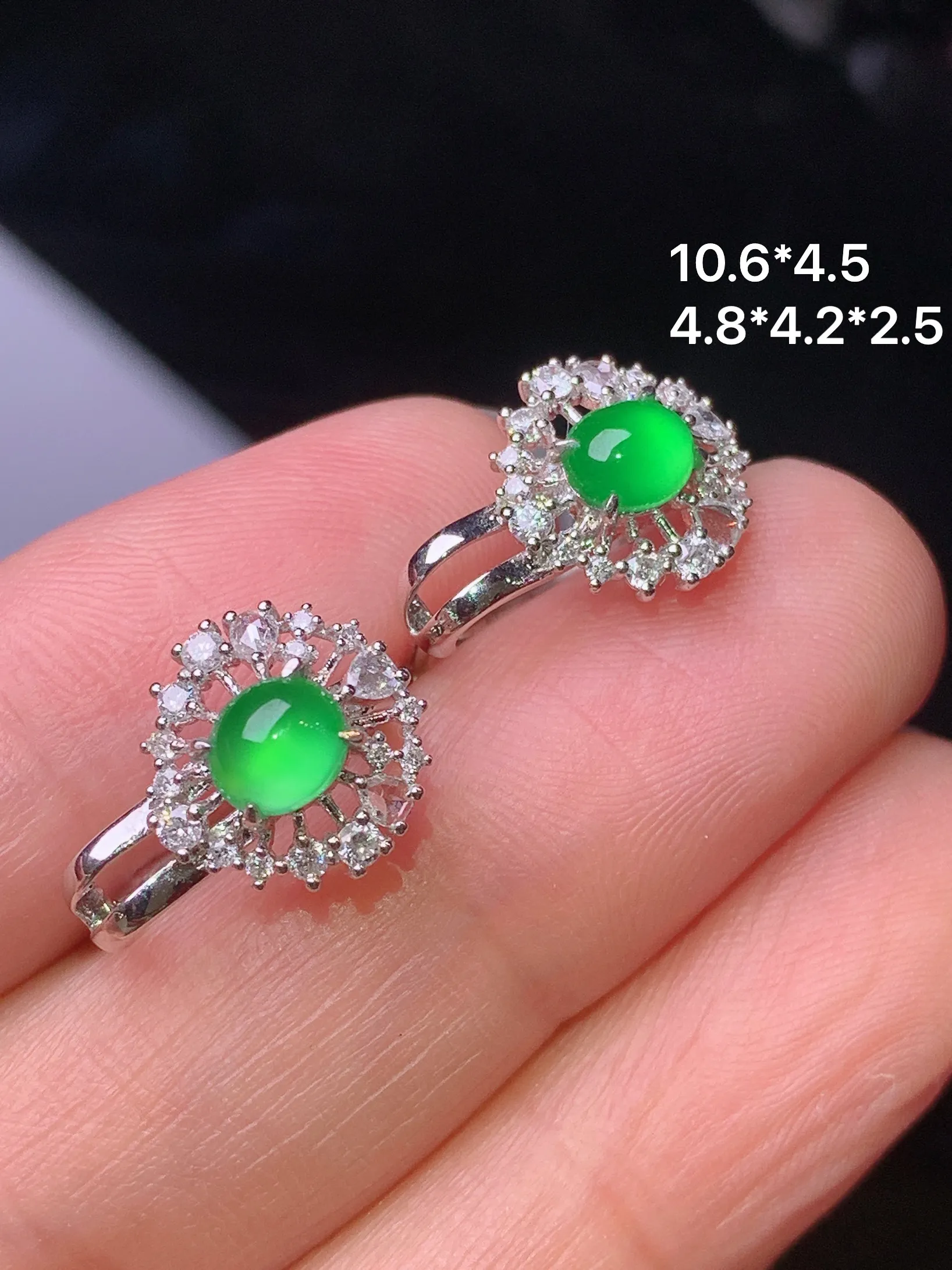 18k金钻镶嵌翠绿蛋面耳钉 玉质细腻 色泽艳丽清新 整体尺寸10.6*4.5