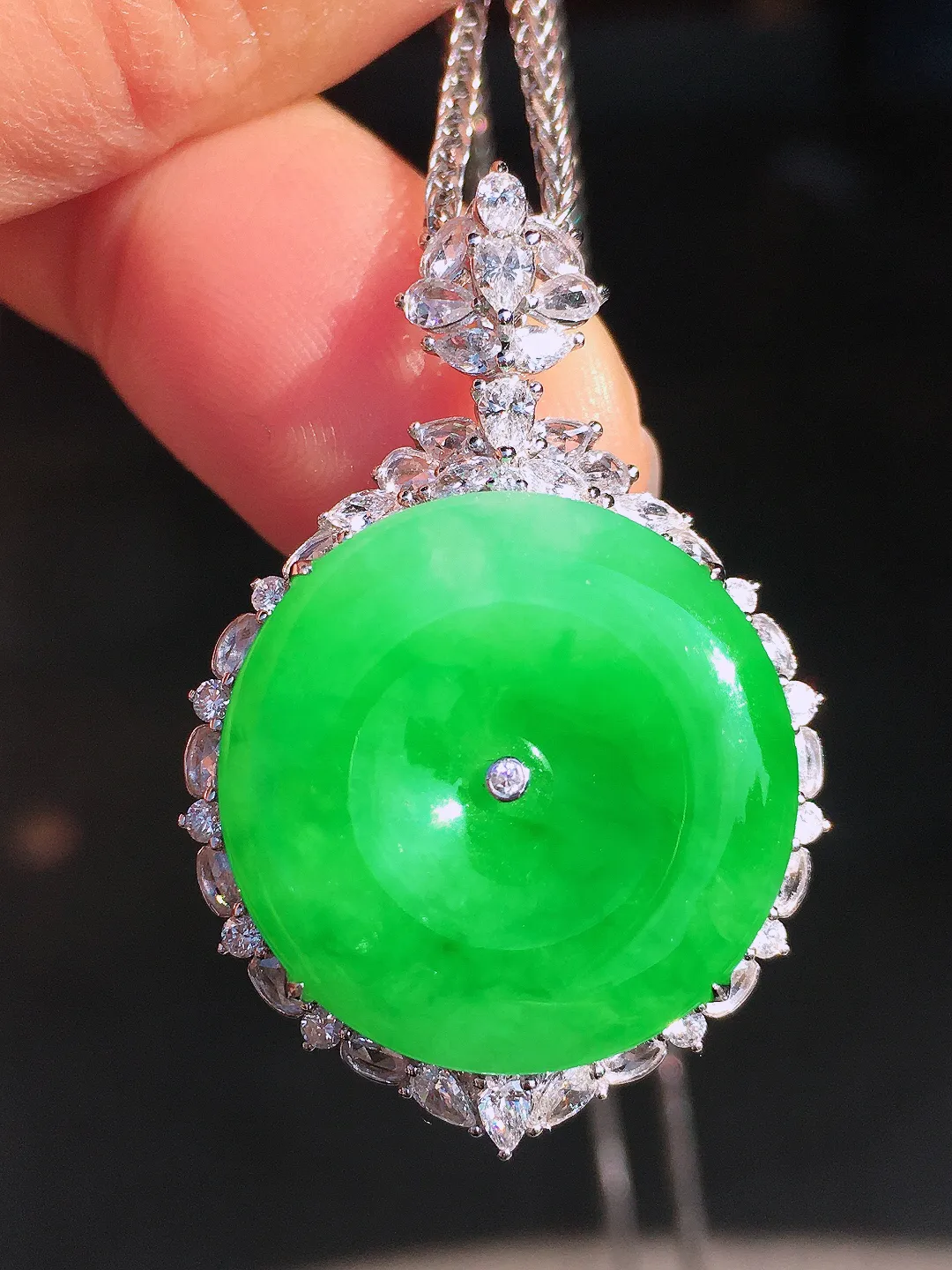 阳绿平安扣吊坠，色泽均匀艳丽，玉质细腻，荧光感超
强，饱满圆润，尽显优雅气质，18k
金豪华镶嵌