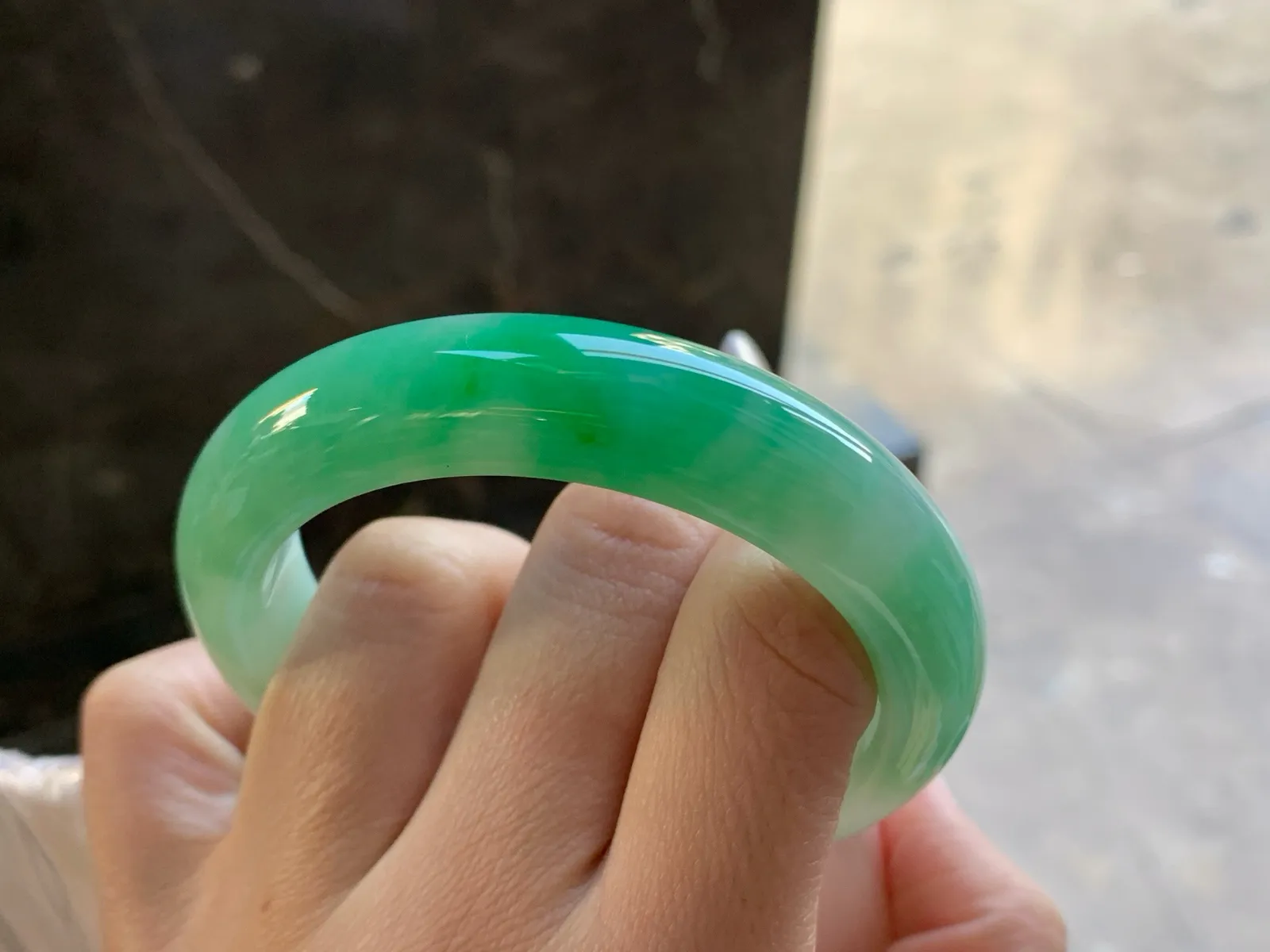 55-12.9-8.9

阳绿色手镯^_^玉质温润 细腻