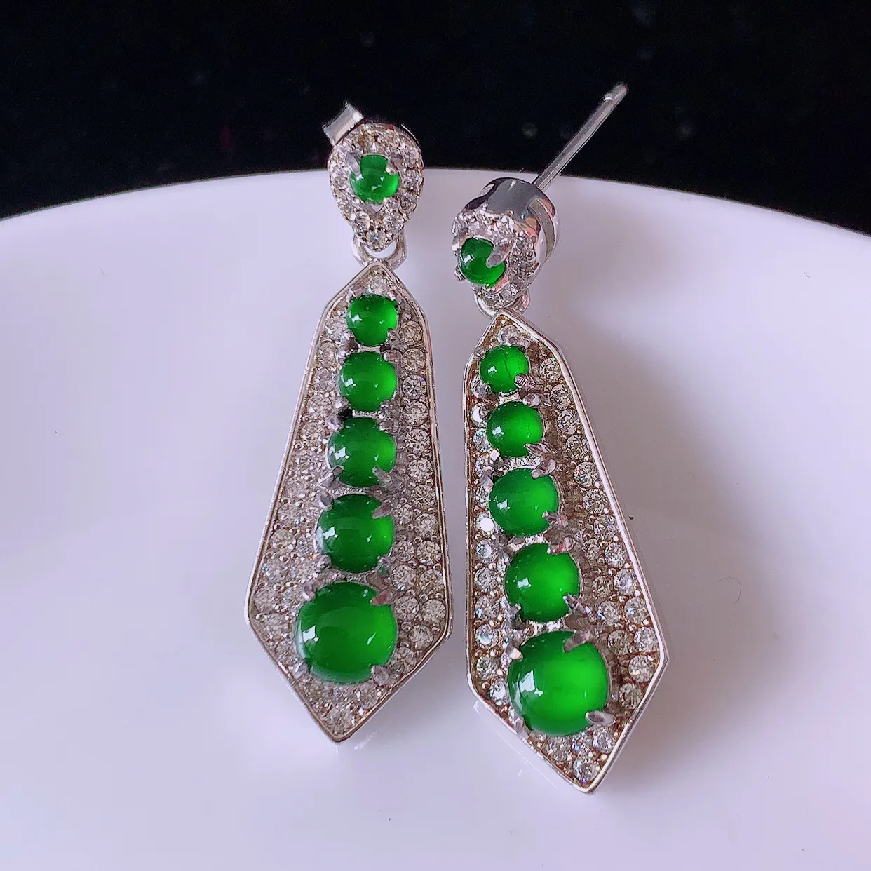 冰透满绿翡翠925银镶嵌耳坠，自然光实拍，翠色灵动，颜色漂亮，种老水足，品相佳，佩戴佳品！#97.4整体30*16*10*4.8取一裸石4.5*4.5