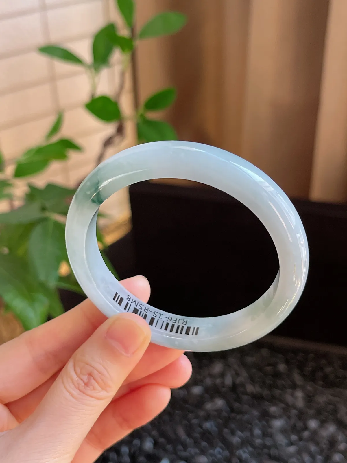 正圈56.8圈口，翡翠糯化种飘绿手镯