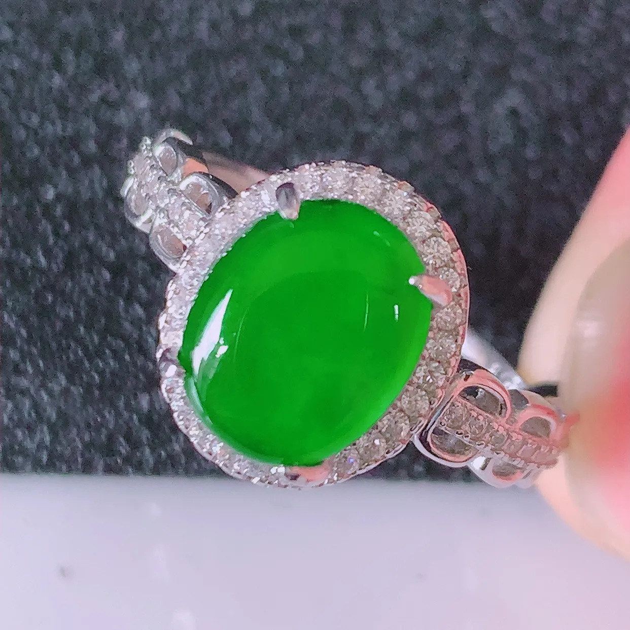 冰透满绿翡翠925银镶嵌戒指，自然光实拍，翠色灵动，颜色漂亮，种老水足，品相佳，佩戴佳品！#97.4（圈口可调大小）整体24.5*18.2*5.5裸石9.6*7.6