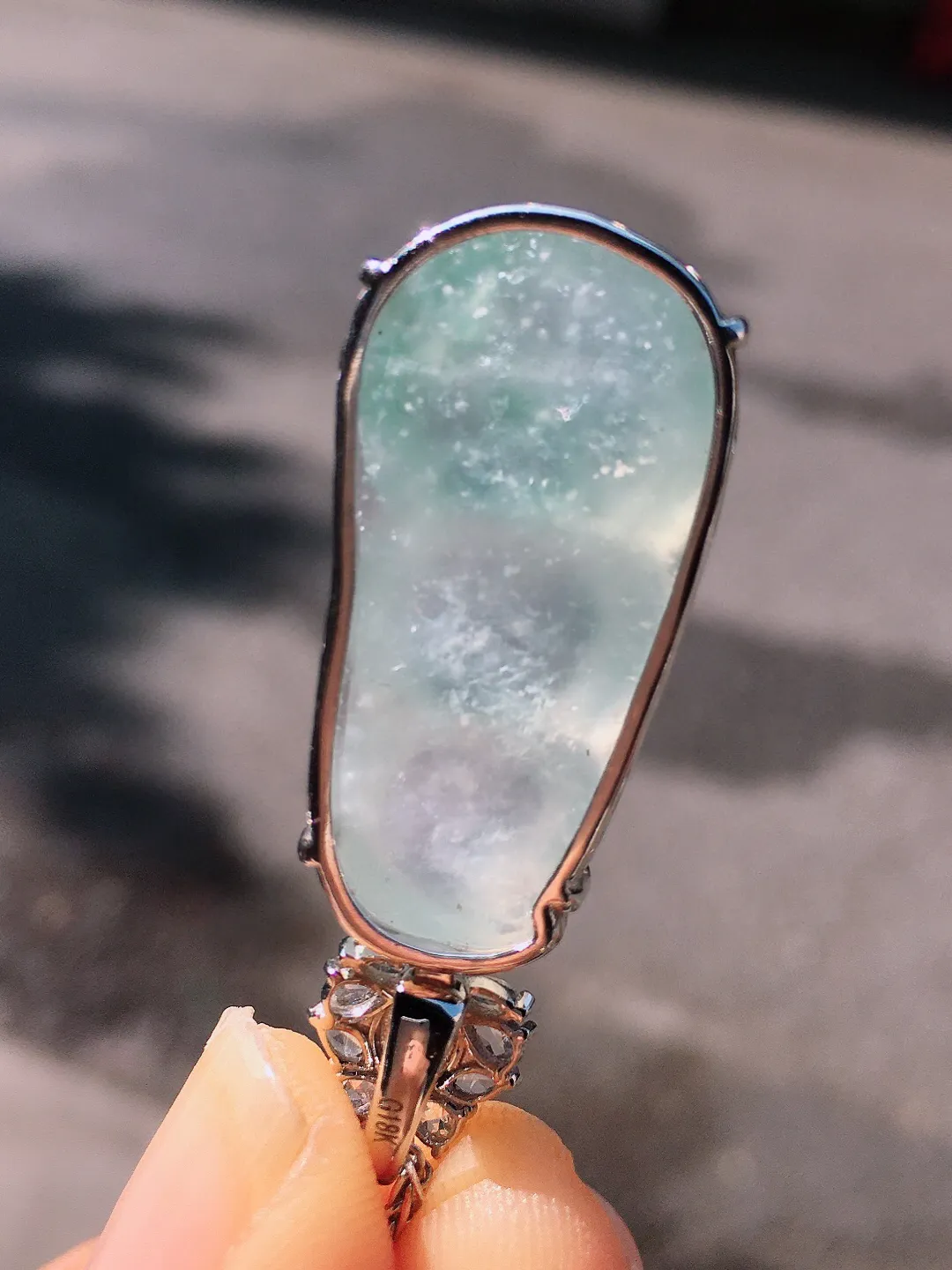 冰种福豆吊坠，玉质细腻，荧光感超
强，饱满圆润，尽显优雅气质，18k
金豪华镶嵌