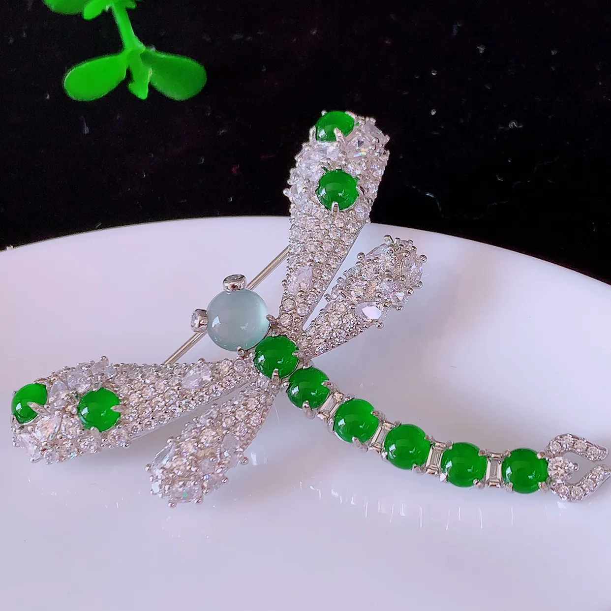 冰透满绿翡翠925银镶嵌蜻蜓胸针，自然光实拍，翠色灵动，颜色漂亮，种老水足，品相佳，佩戴佳品！#97.2整体38.5*45.5*7.8取一裸石5.2*5.2