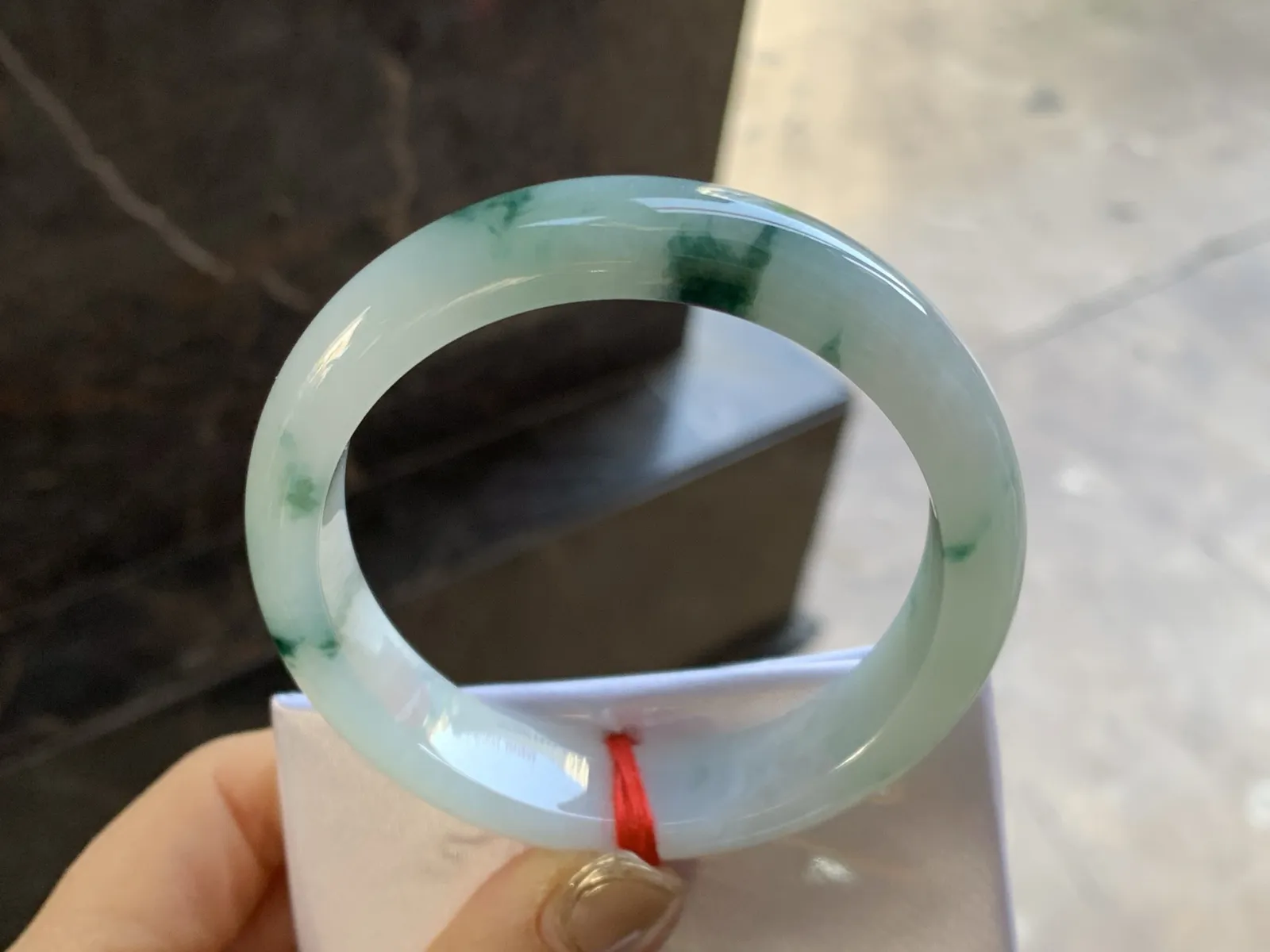 飘花手镯
尺寸：54.8-13-7.8mm
肉质细腻干净～飘花点缀