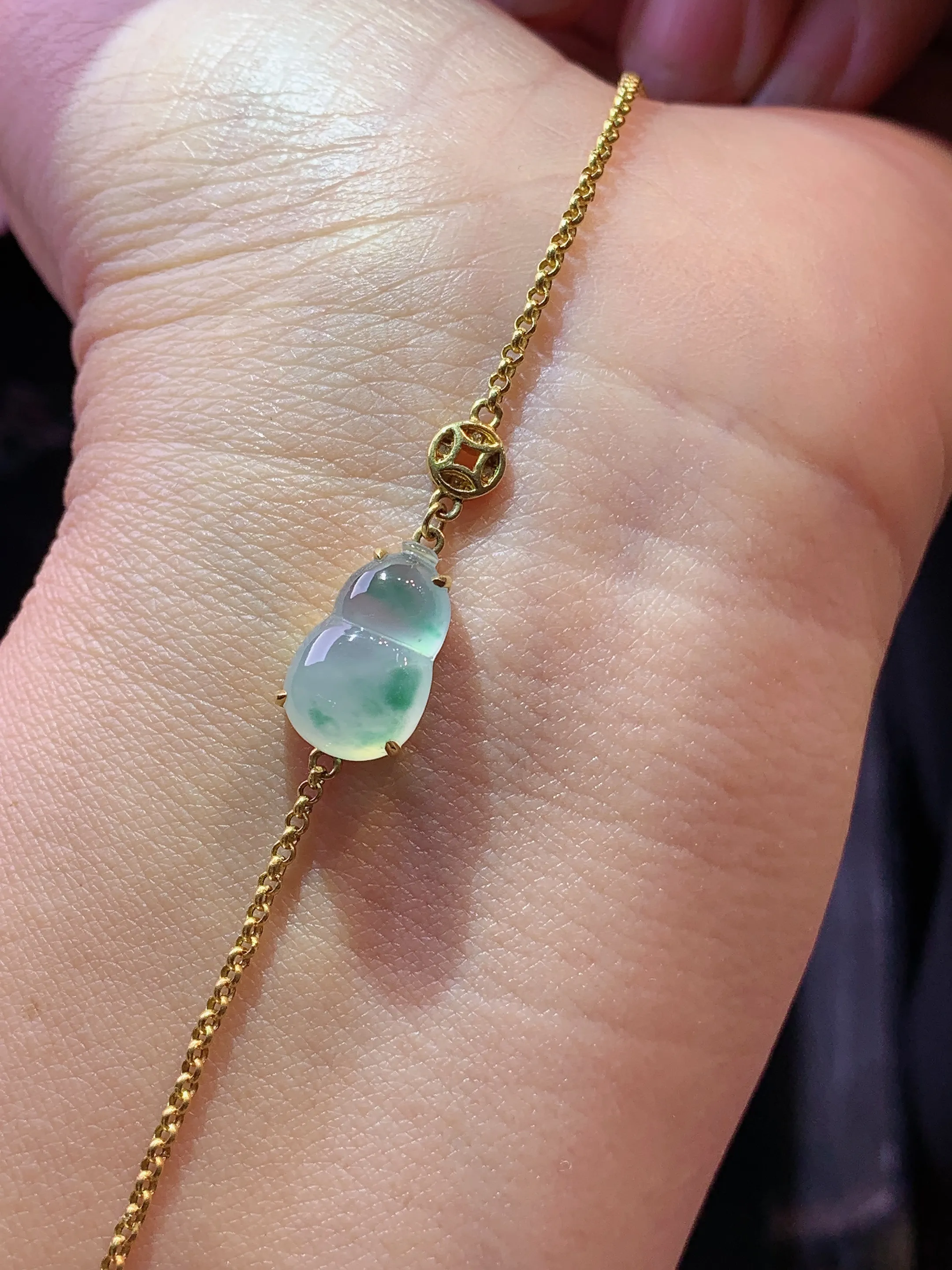 18k金镶嵌飘绿葫芦手链 玉质细腻 色泽清新艳丽 裸石尺寸13.3*8.2*5