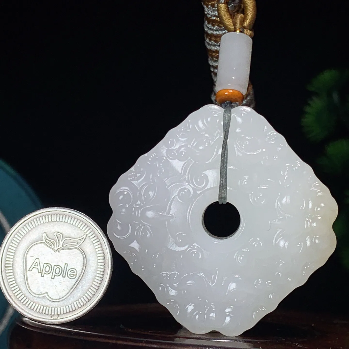 新疆和田玉羊脂白四方守护貔貅挂件。尺寸43/13重53.5克。白度一级。玉质细腻油润。手推出油。佩戴高端典雅。lt250105