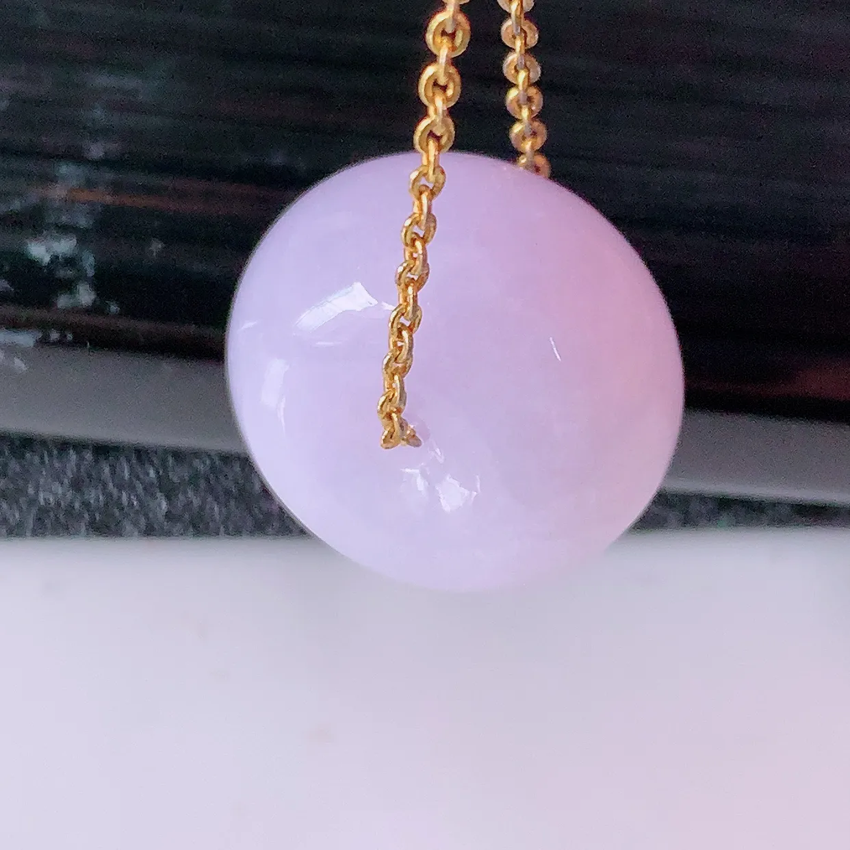 自然光实拍，冰润紫罗兰翡翠路路通吊坠，寓意时来运转、财源滚滚，款式新颖时尚，日常百搭的款！配图银链#57.4