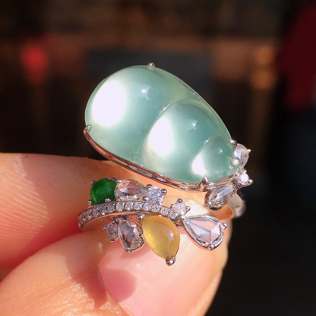 冰种福豆戒指，玉质细腻，荧光感超
强，饱满圆润，尽显优雅气质，18k
金豪华镶嵌