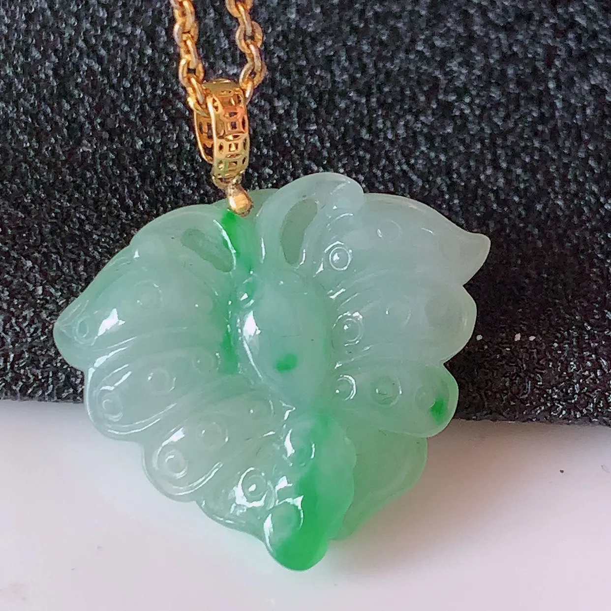 18k金镶嵌冰润飘绿翡翠蝴蝶吊坠，款式新颖时尚，日常百搭的款。清秀高雅，佩戴优雅高贵！#1.4