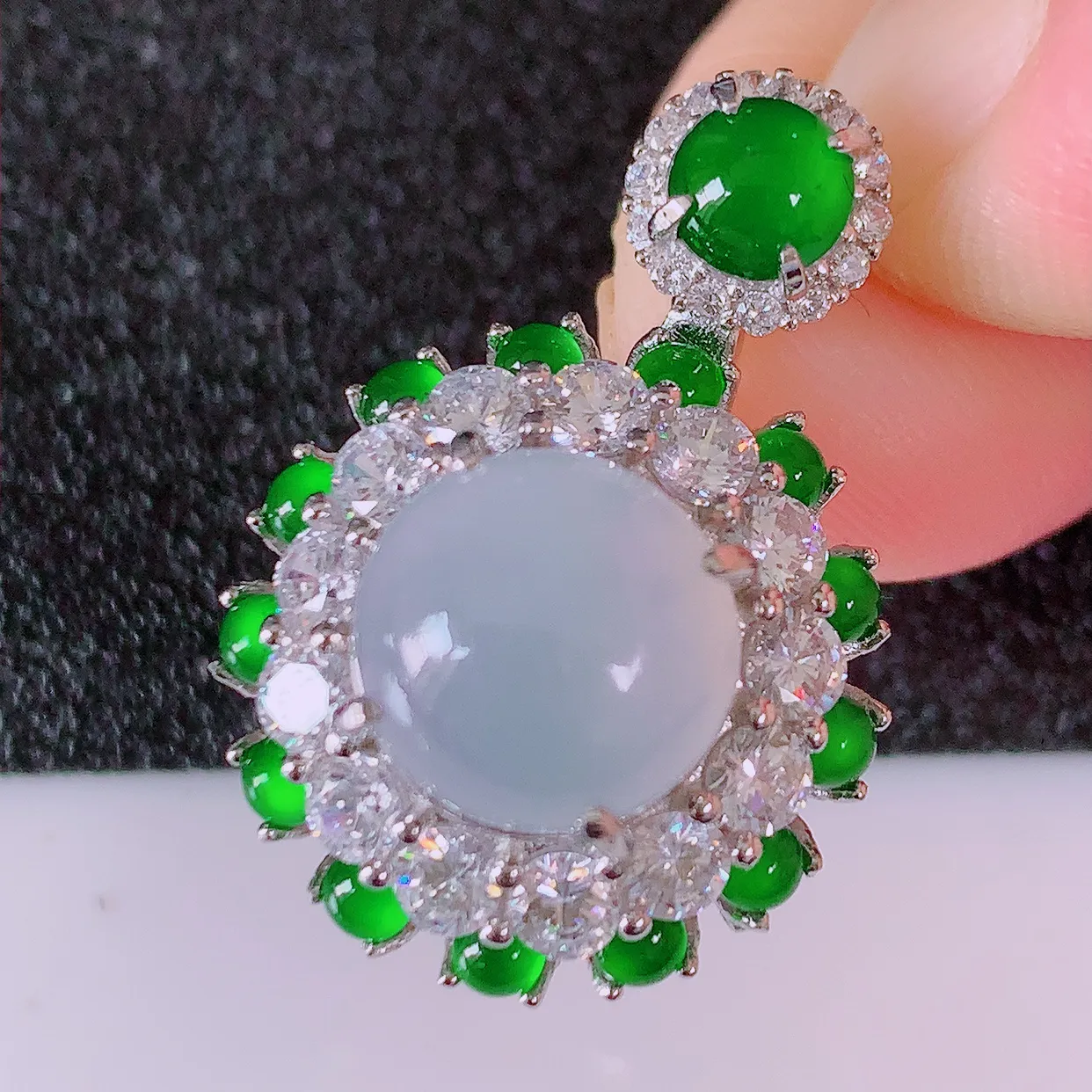 冰透满绿翡翠925银镶嵌吊坠，自然光实拍，翠色灵动，颜色漂亮，种老水足，品相佳，佩戴佳品！#97.4整体26.6-18-10.5裸石9.5*9.5