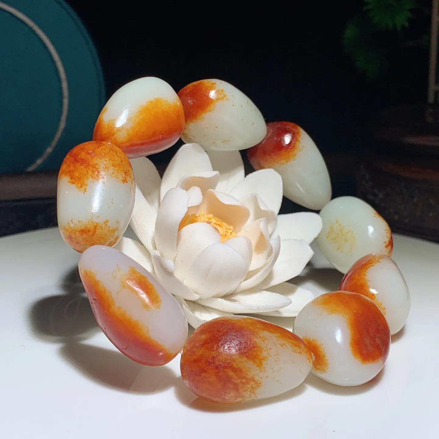 新疆和田玉油皮原石手串。单颗尺寸27/18/16重114.5克。玉质细腻油润。手推出油。佩戴高端典雅。lt250105