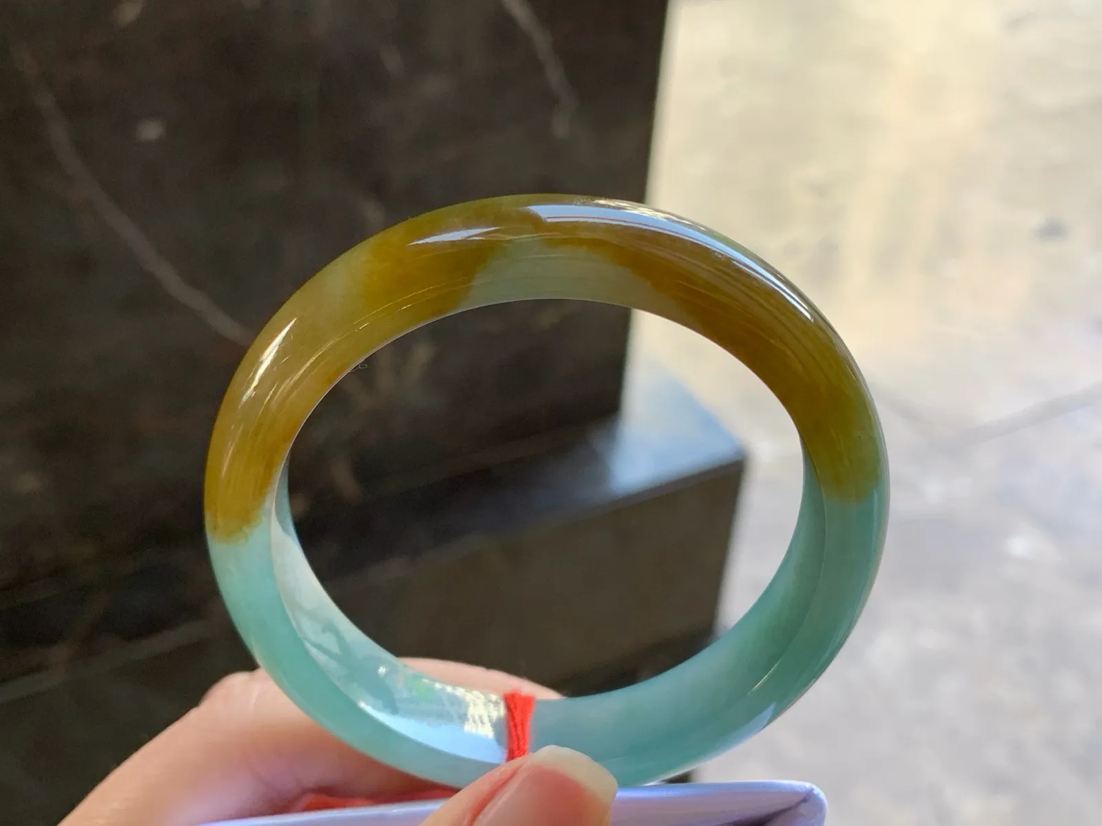 57-13.3-8.3

黄翡手镯^_^颜色鲜艳 玉质温润