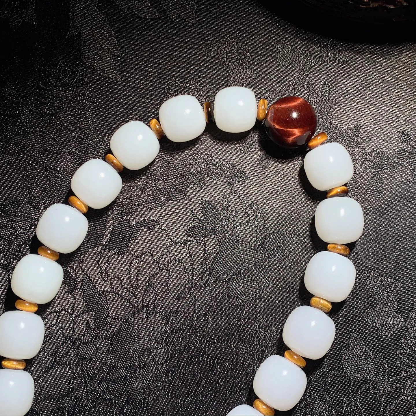 新疆和田玉羊脂白老型珠手持。十八子手持 单颗尺寸14重106.5克。玉质细腻油润。手推出油。佩戴高端典雅。lt250105