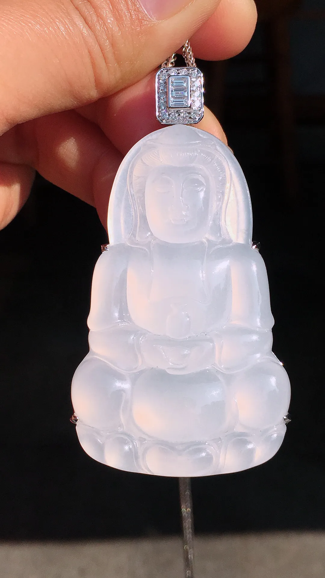 冰种观音吊坠，玉质细腻，荧光感超
强，饱满圆润，尽显优雅气质，18k
金豪华镶嵌