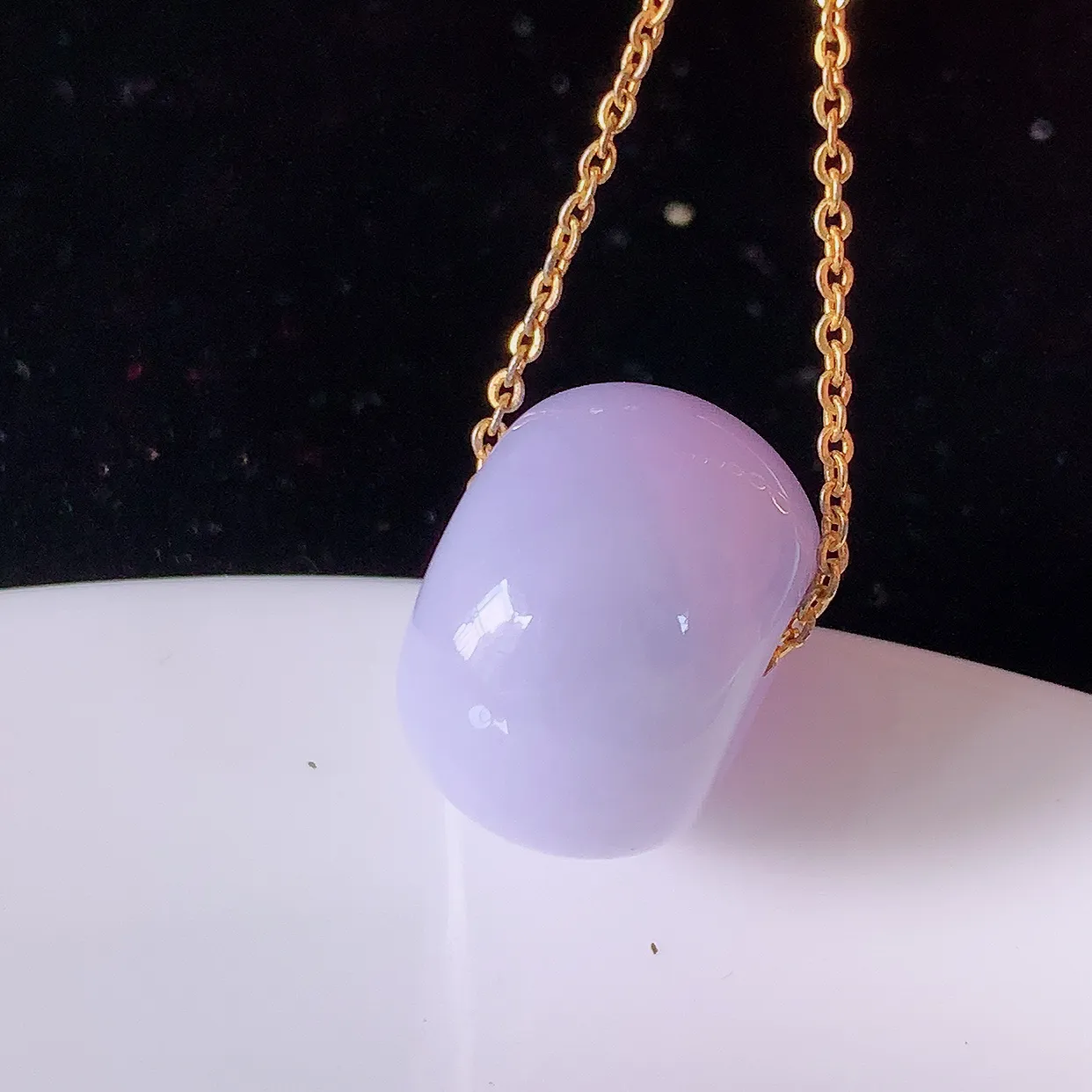 自然光实拍，冰润紫罗兰翡翠路路通吊坠，寓意时来运转、财源滚滚，款式新颖时尚，日常百搭的款！配图银链#05.4