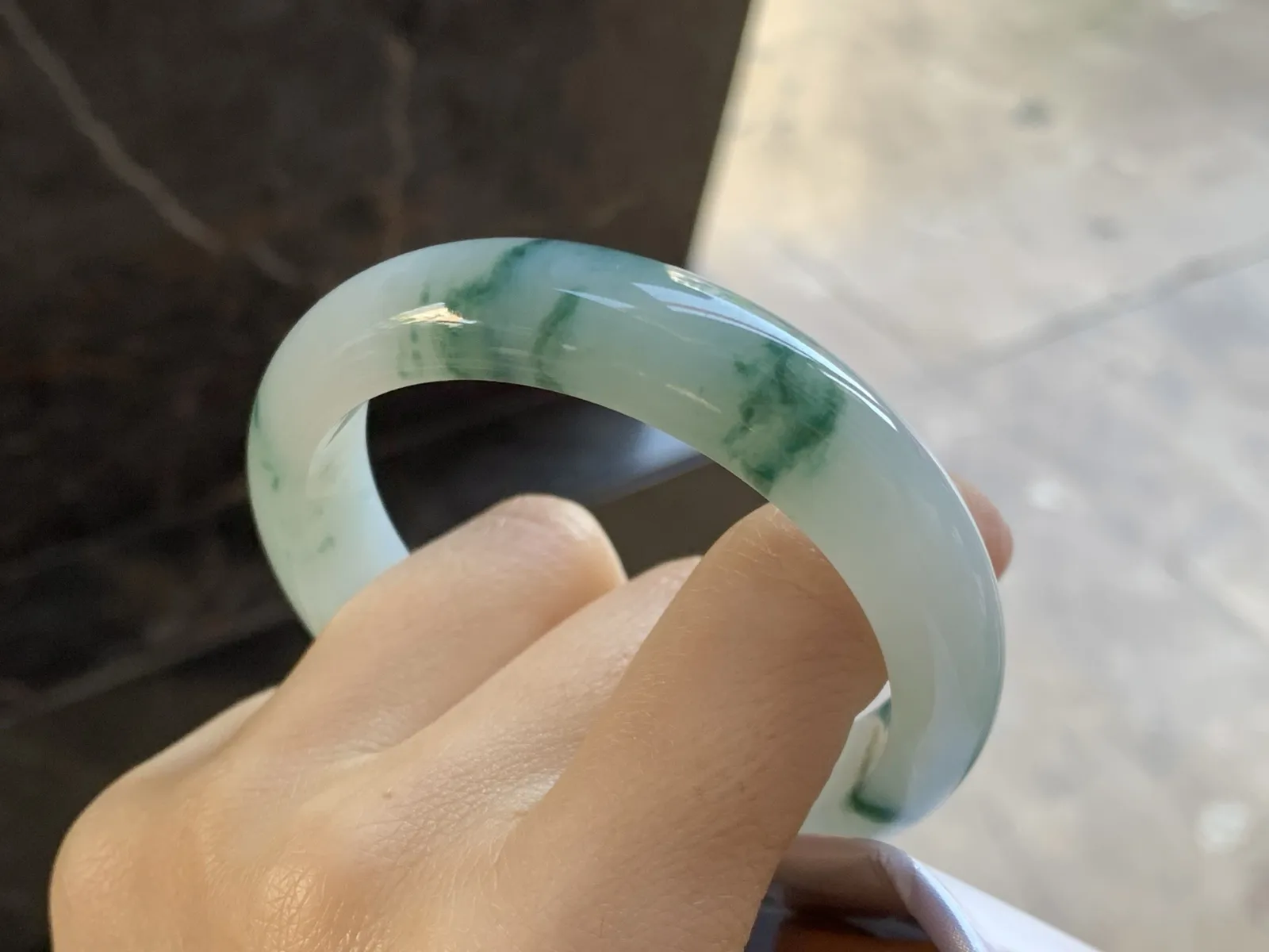 飘花手镯
尺寸：54.8-13-7.8mm
肉质细腻干净～飘花点缀