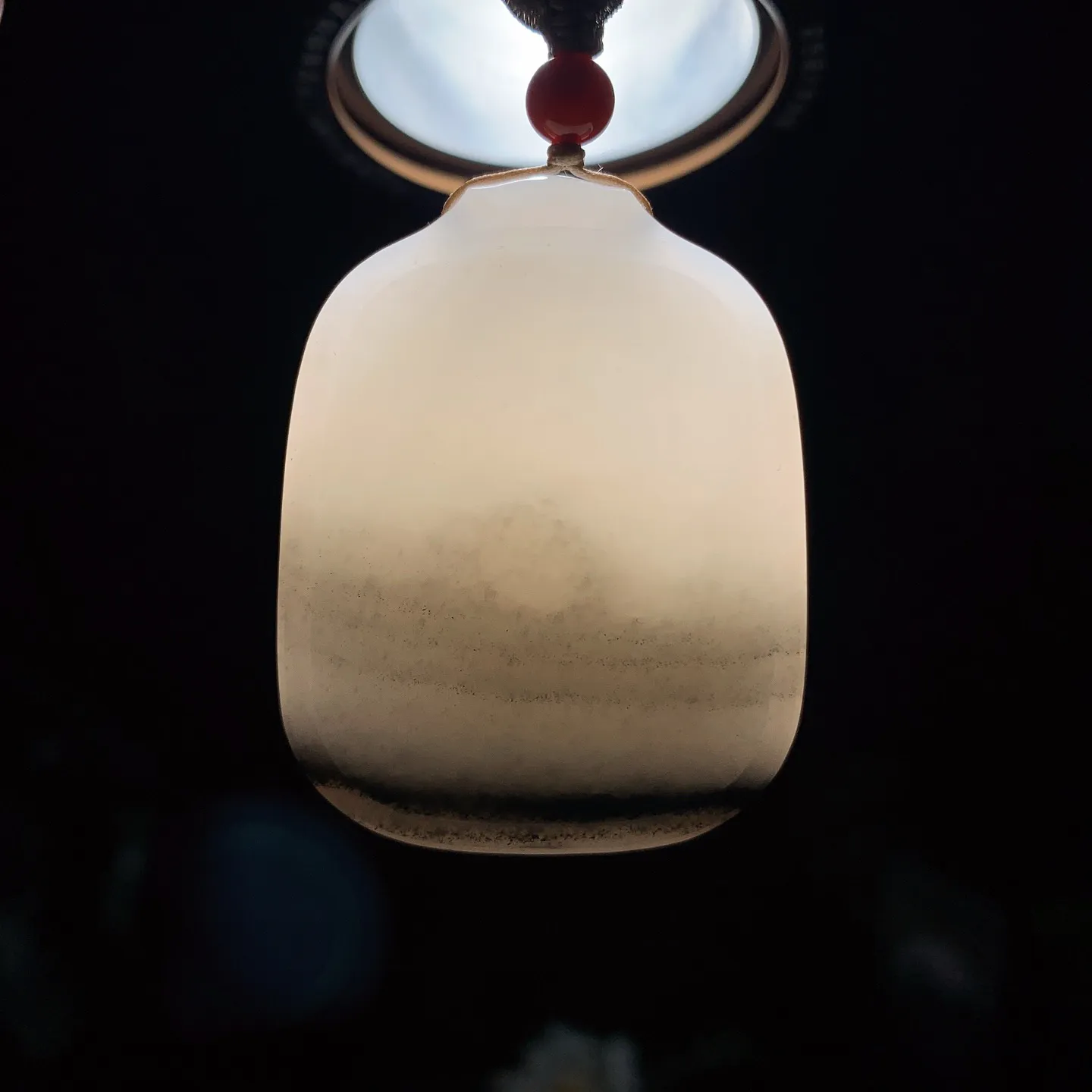 新疆和田玉羊脂白籽料青花平安无事牌挂件。尺寸49/38/13重49.5克。白度一级。玉质细腻油润。手推出油。佩戴高端典雅。lt250105