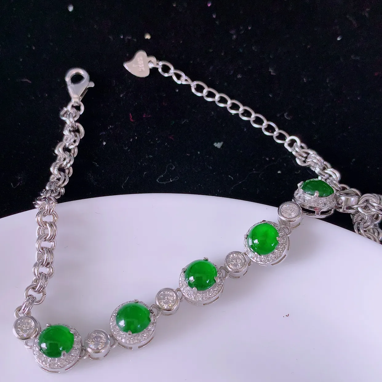 冰透满绿翡翠925银镶嵌手链，自然光实拍，翠色灵动，颜色漂亮，种老水足，品相佳，佩戴佳品！#97.4取一整体7.2*7.2*5.8裸石5*5