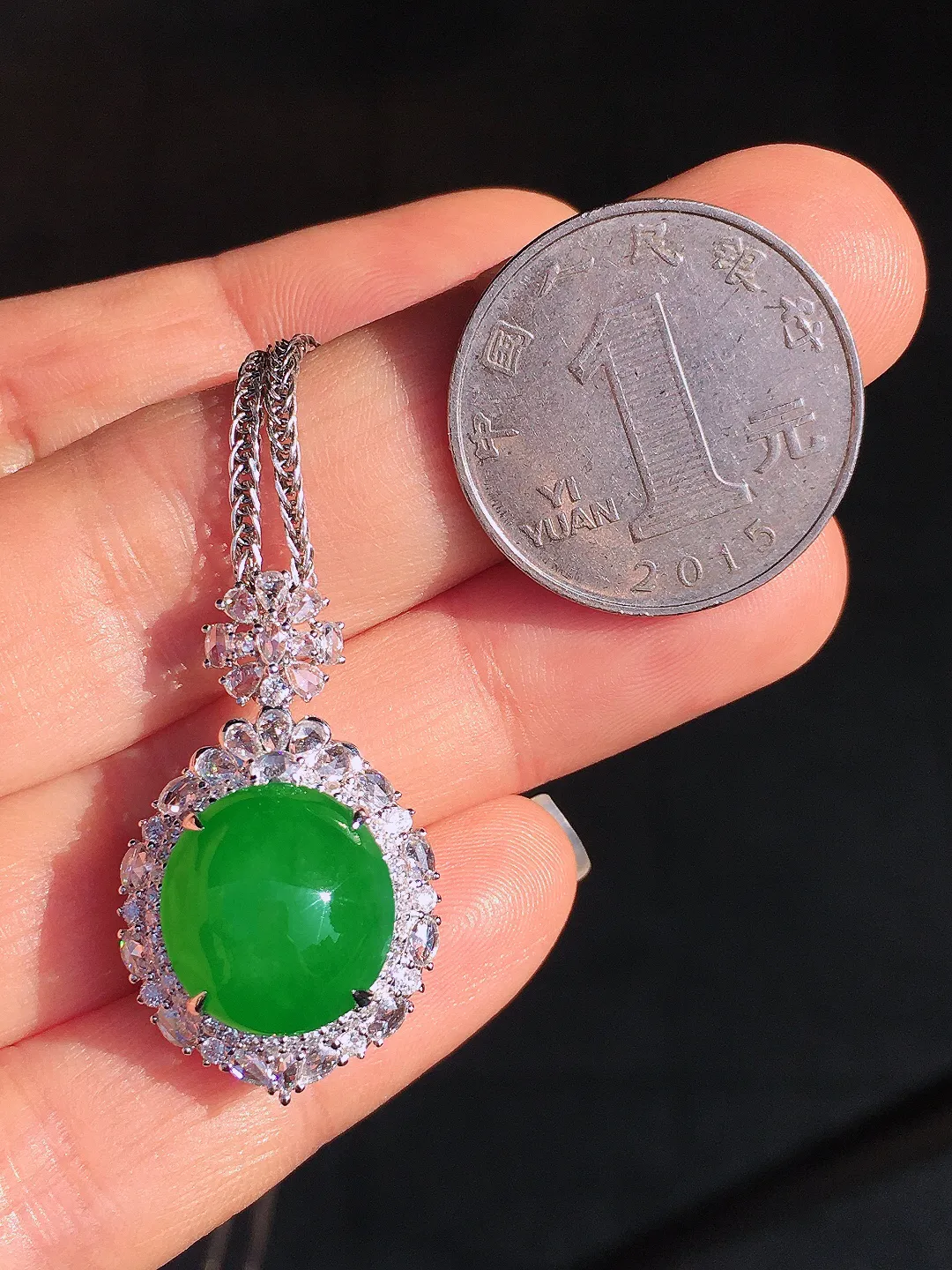 阳绿蛋面吊坠，色泽均匀艳丽，玉质细腻，荧光感超
强，饱满圆润，尽显优雅气质，18k
金豪华镶嵌