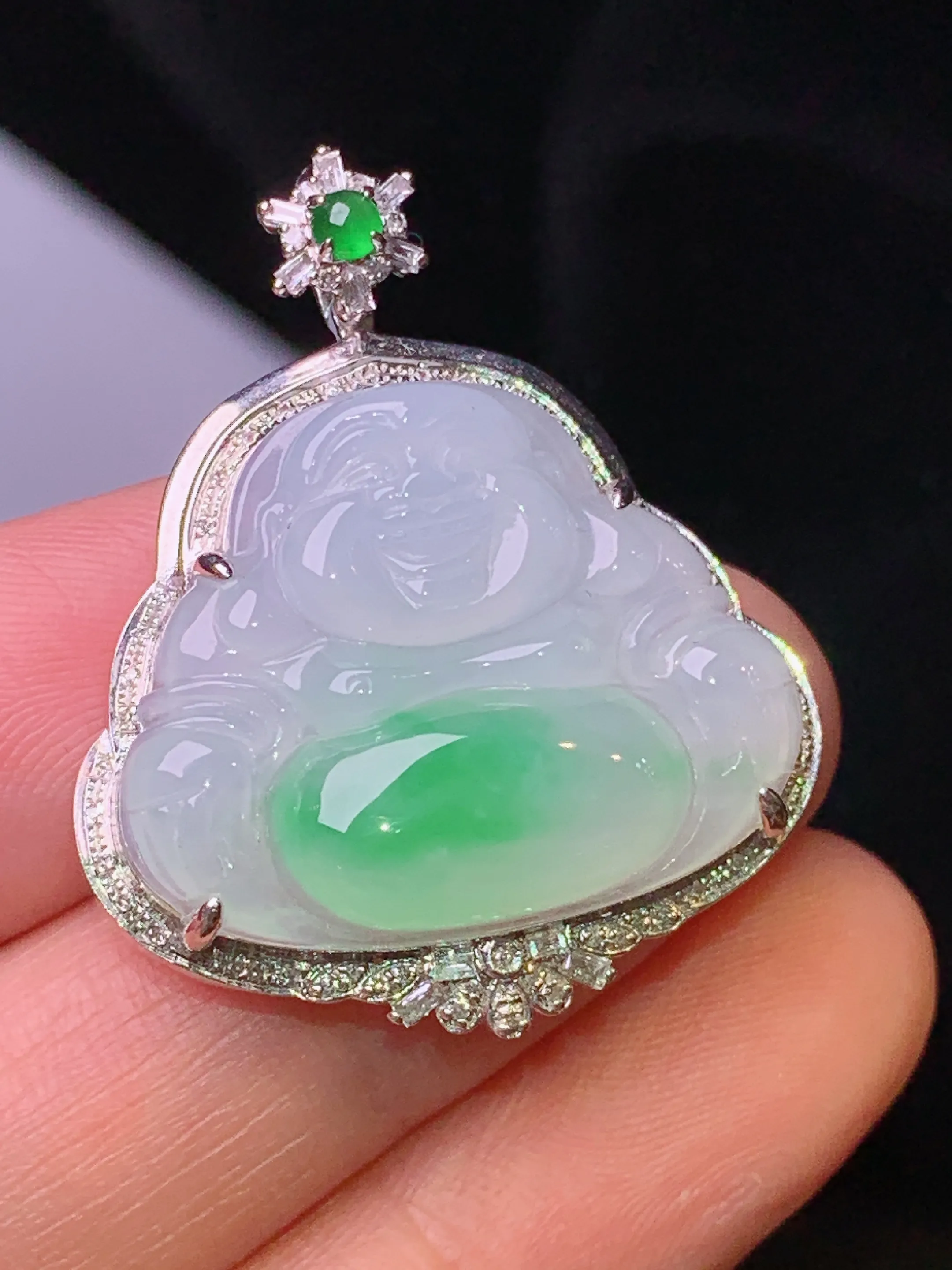 18k金钻镶嵌飘绿佛公吊坠 玉质细腻 色泽清新艳丽 整体尺寸33.2*27.5*8