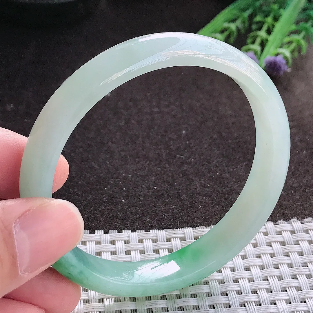 实拍A货翡翠57.5/11/6.8老坑冰润起胶飘绿手镯宽边玉镯手环