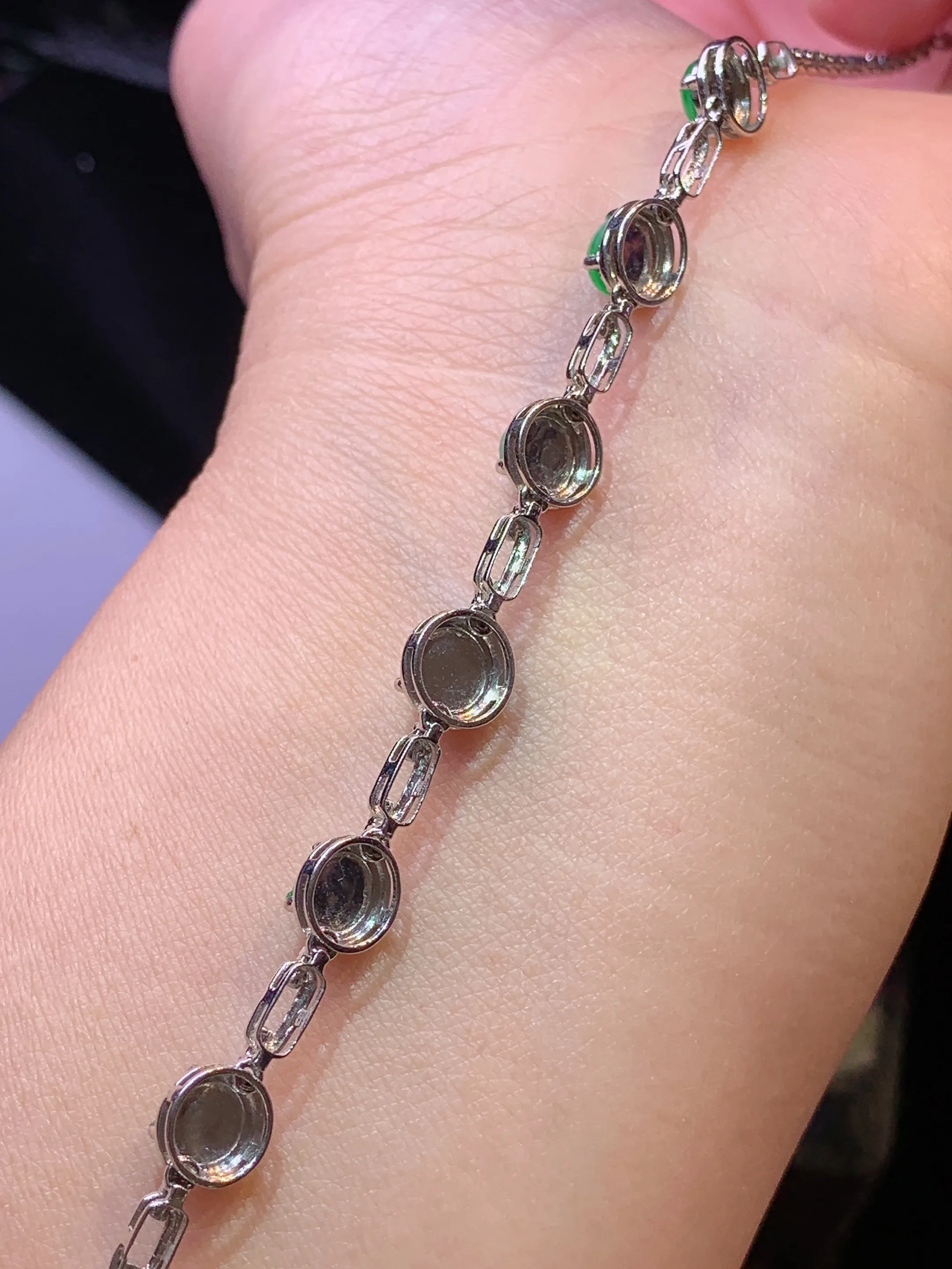 18k金镶嵌翠绿蛋面手链 玉质细腻 色泽清新艳丽 整体尺寸90*7*4.3