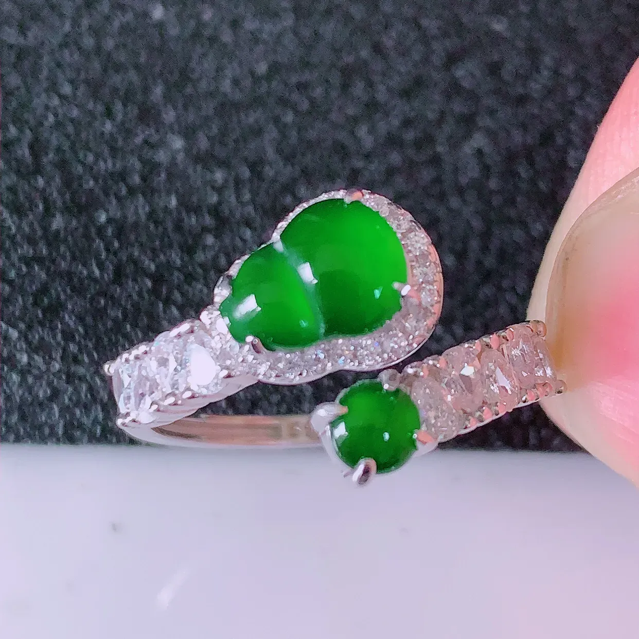 冰透满绿翡翠925银镶嵌戒指，自然光实拍，翠色灵动，颜色漂亮，种老水足，品相佳，佩戴佳品！#97.4