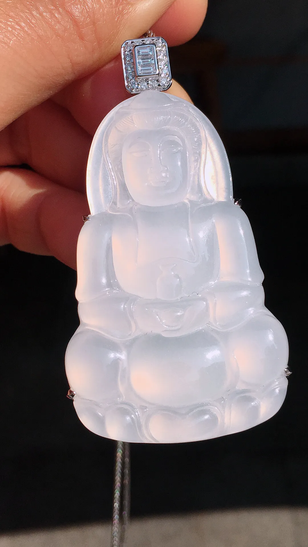 冰种观音吊坠，玉质细腻，荧光感超
强，饱满圆润，尽显优雅气质，18k
金豪华镶嵌