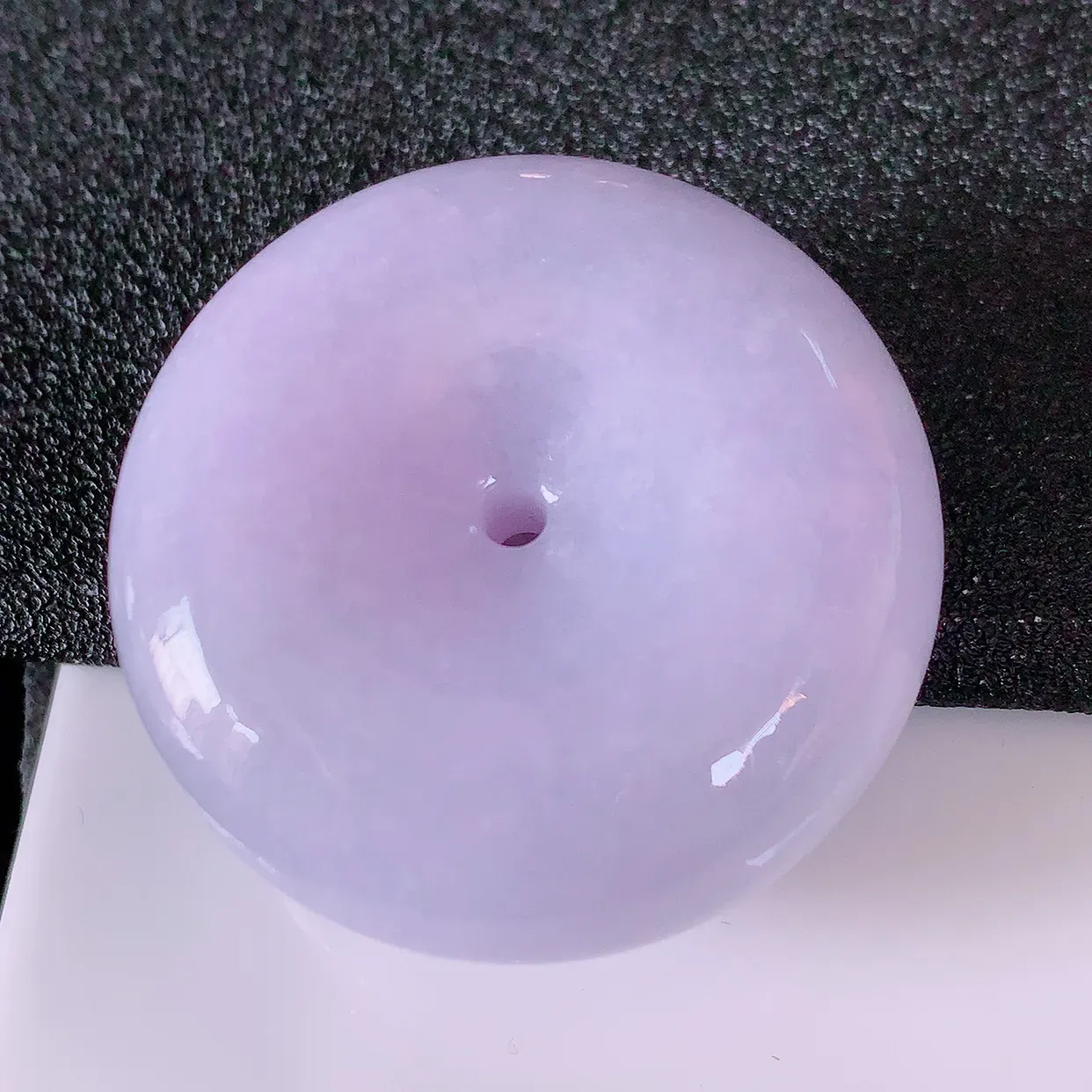 自然光实拍，艳丽紫罗兰翡翠平安扣吊坠，形体饱满圆润，平安扣肥嘟嘟的，平平安安，种水很好，配戴精美！#05.4