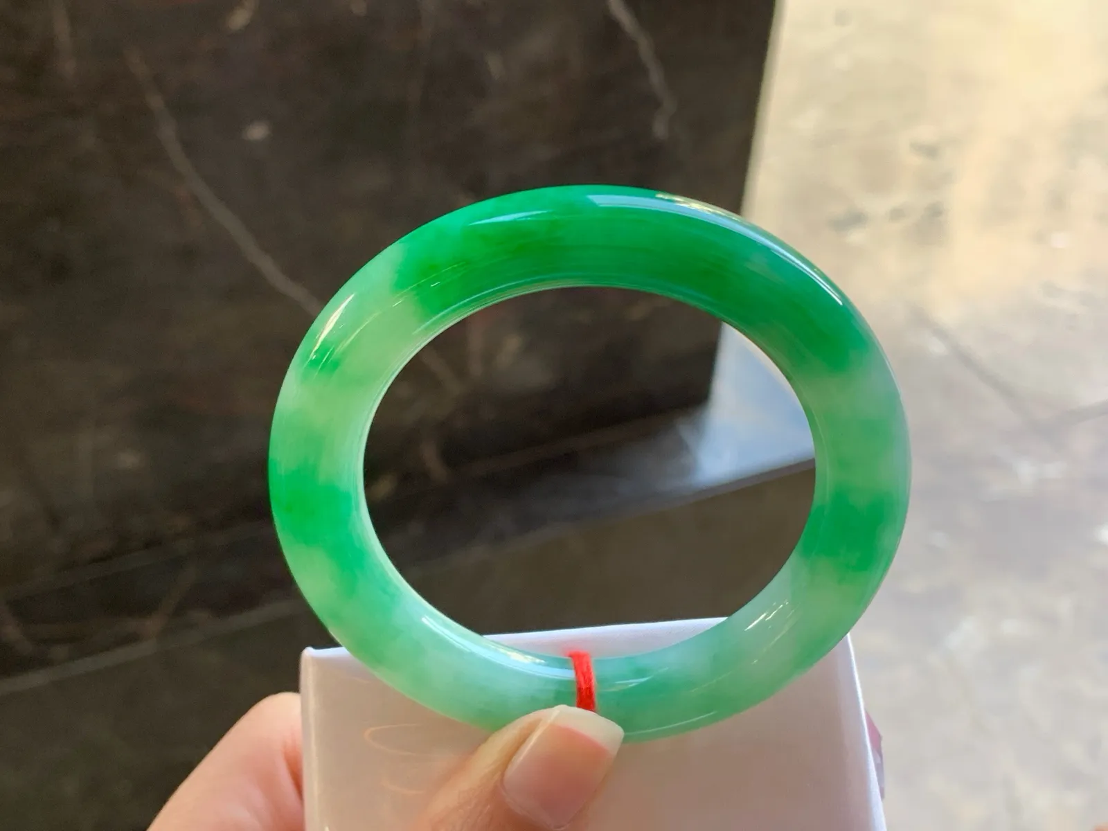 55-11

阳绿色圆条手镯^_^颜色鲜艳 玉质温润